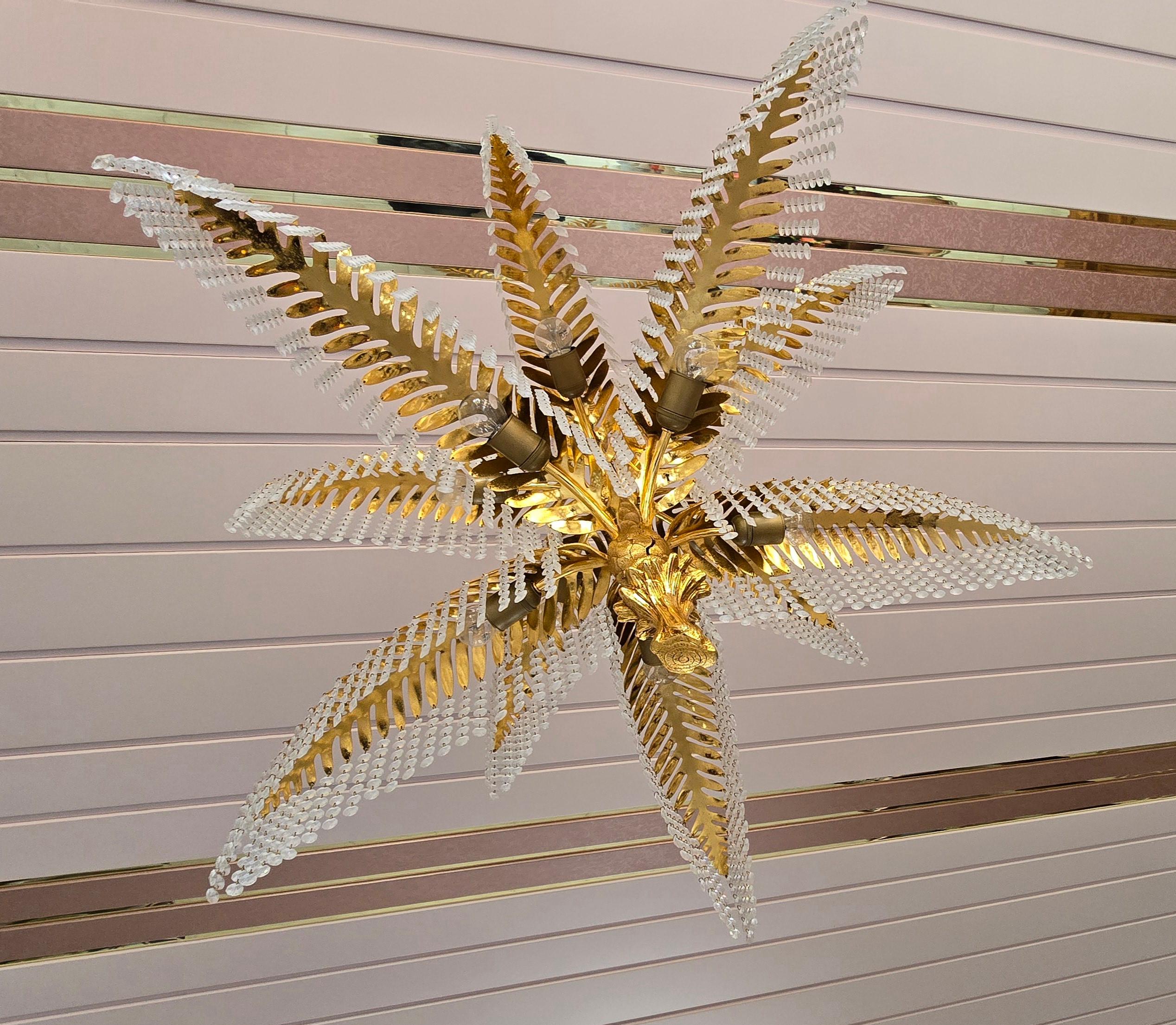 Un lampadario Hollywood Regency francese con palme in bronzo dorato e cristallo In condizioni buone in vendita a Antwerp, BE