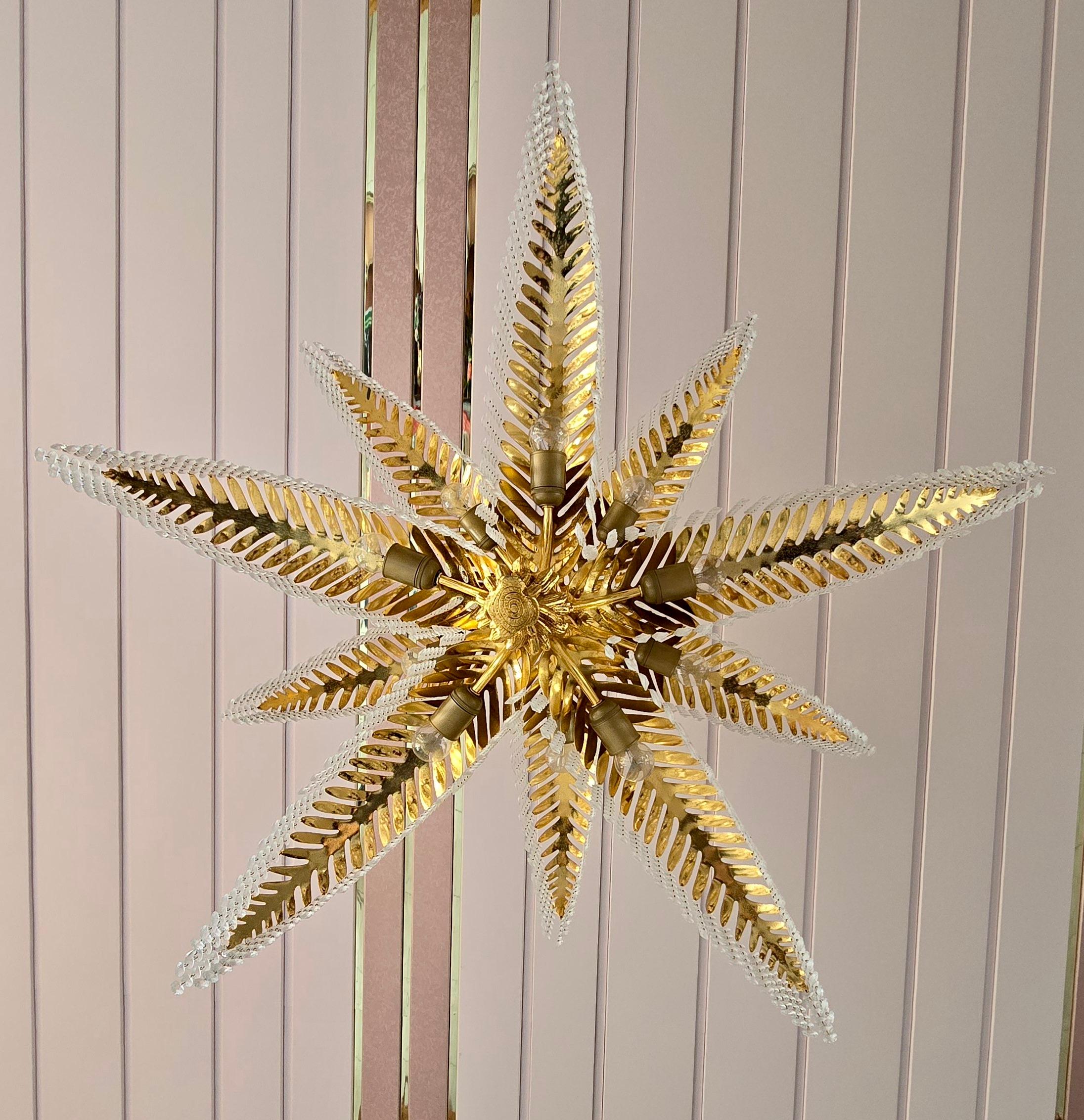 XX secolo Un lampadario Hollywood Regency francese con palme in bronzo dorato e cristallo in vendita