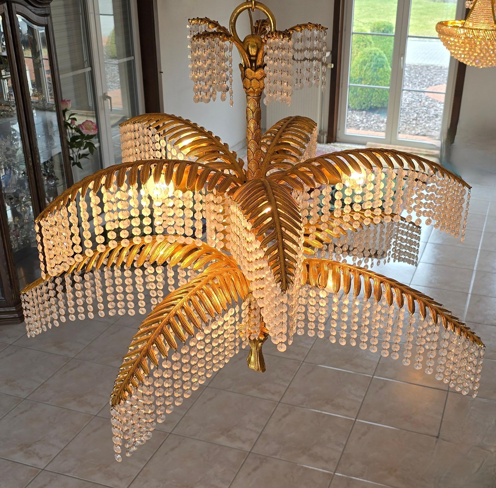 Bronzo Un lampadario Hollywood Regency francese con palme in bronzo dorato e cristallo in vendita