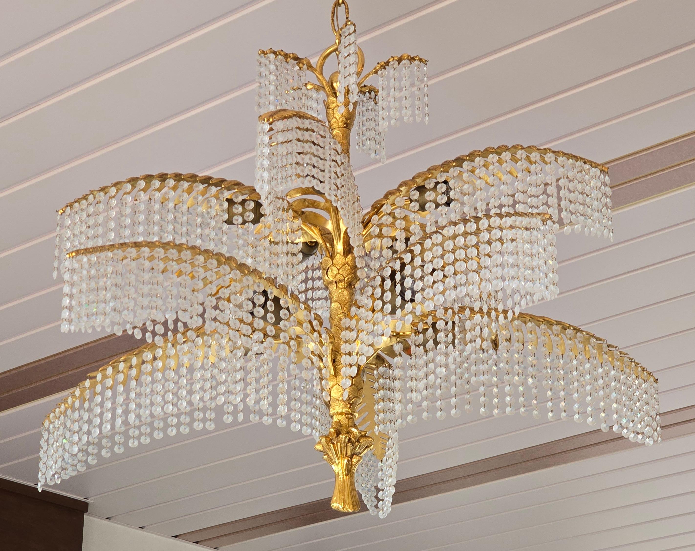 Un lampadario Hollywood Regency francese con palme in bronzo dorato e cristallo in vendita 1
