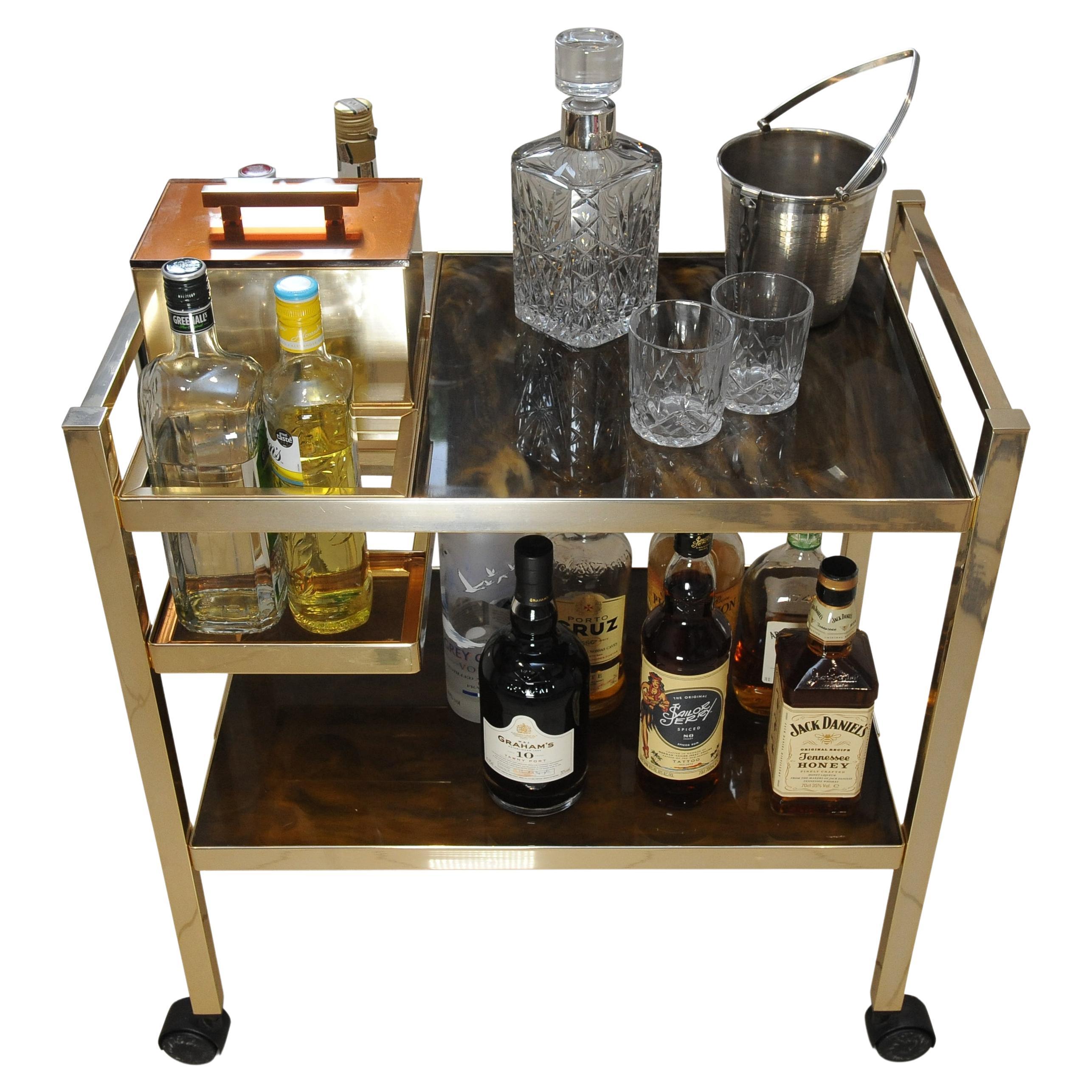 Carrello da bar danese a due piani in alluminio e lucite con ripiani marmorizzati anni '70

Il secchiello per il ghiaccio non viene venduto con il carrello 
Decanter per bevande non venduto con il carrello
Un carrello da bar davvero accattivante e