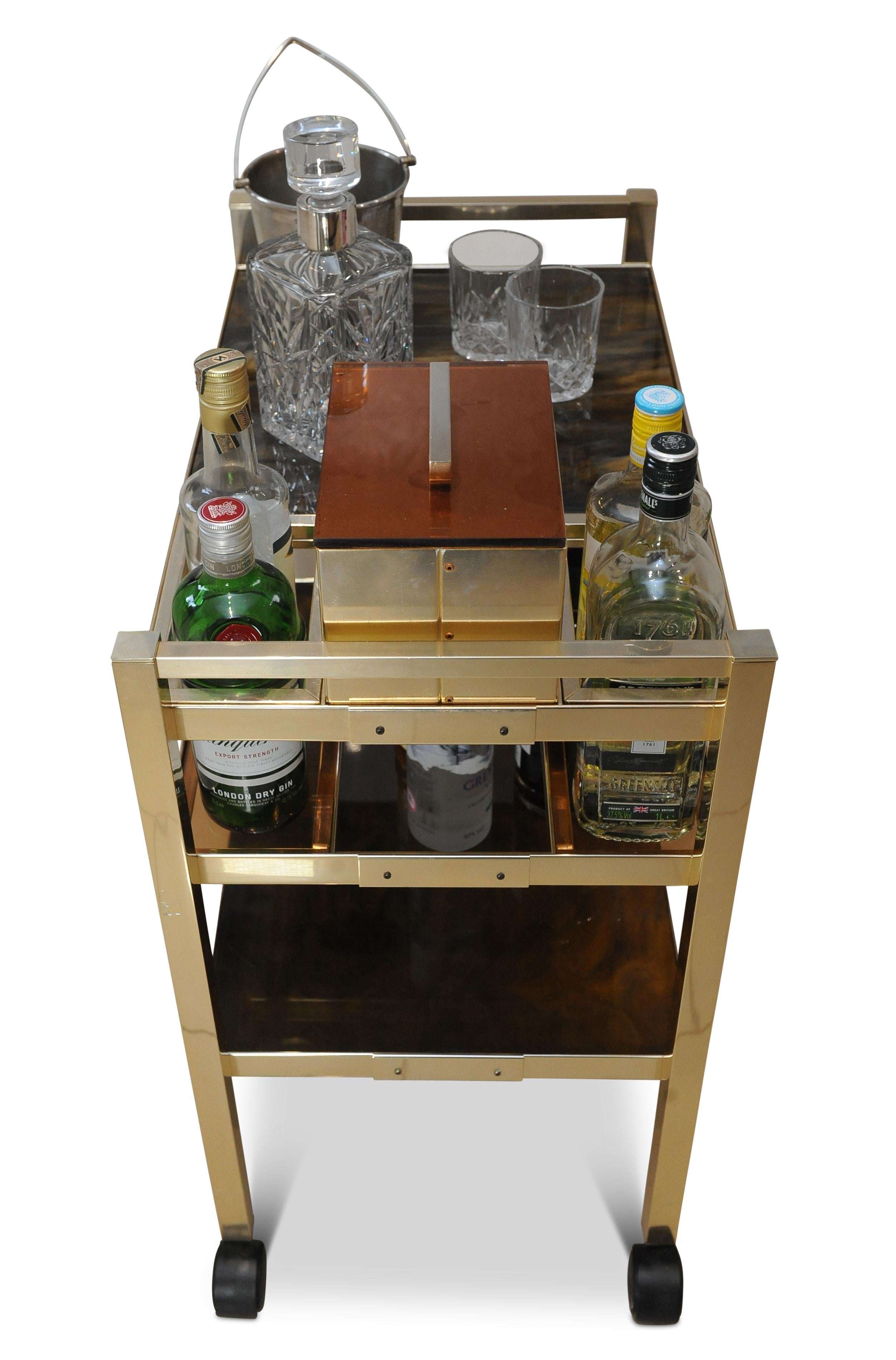 XX secolo Carrello da bar danese a due piani in alluminio e lucite con ripiani marmorizzati anni '70 in vendita