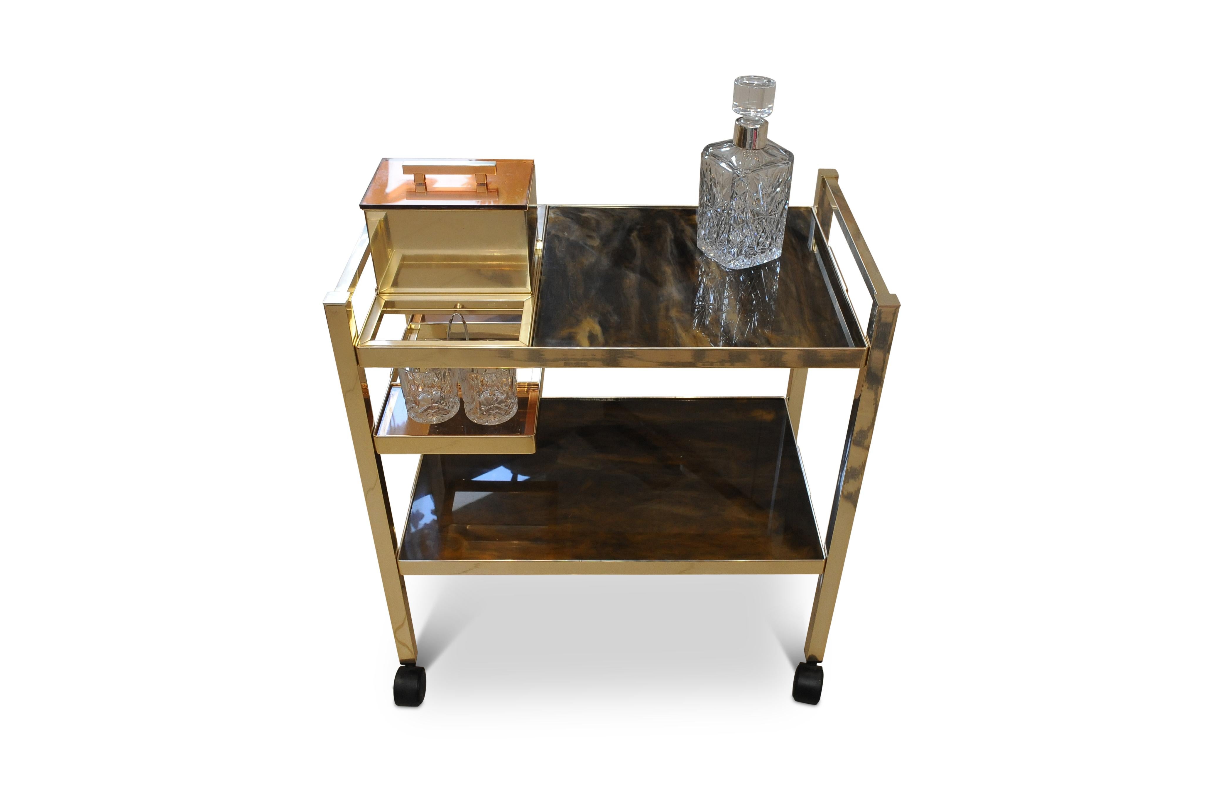 Alluminio Carrello da bar danese a due piani in alluminio e lucite con ripiani marmorizzati anni '70 in vendita
