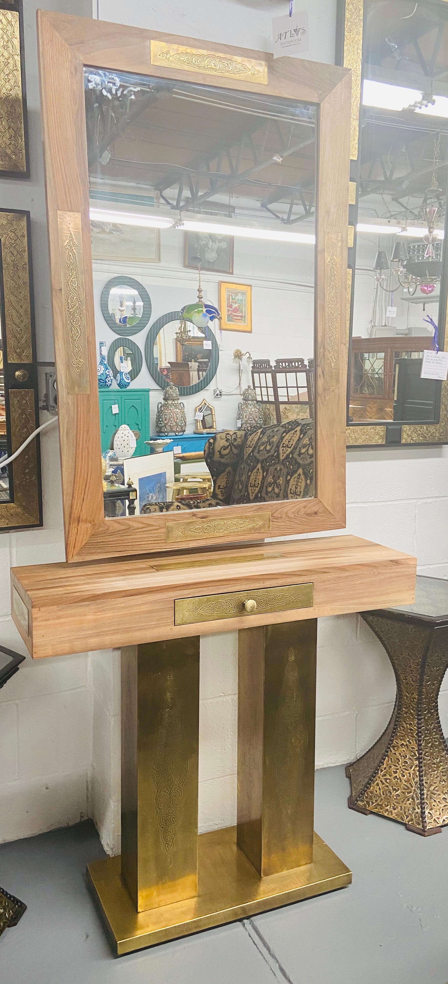 An elegant Hollywood Regency style set of mirror and console. Made of high quality walnut, the mirror and console are decorated with gold brass featuring a fine and elegant filigree design.

This mirror and console will look fabulous in your