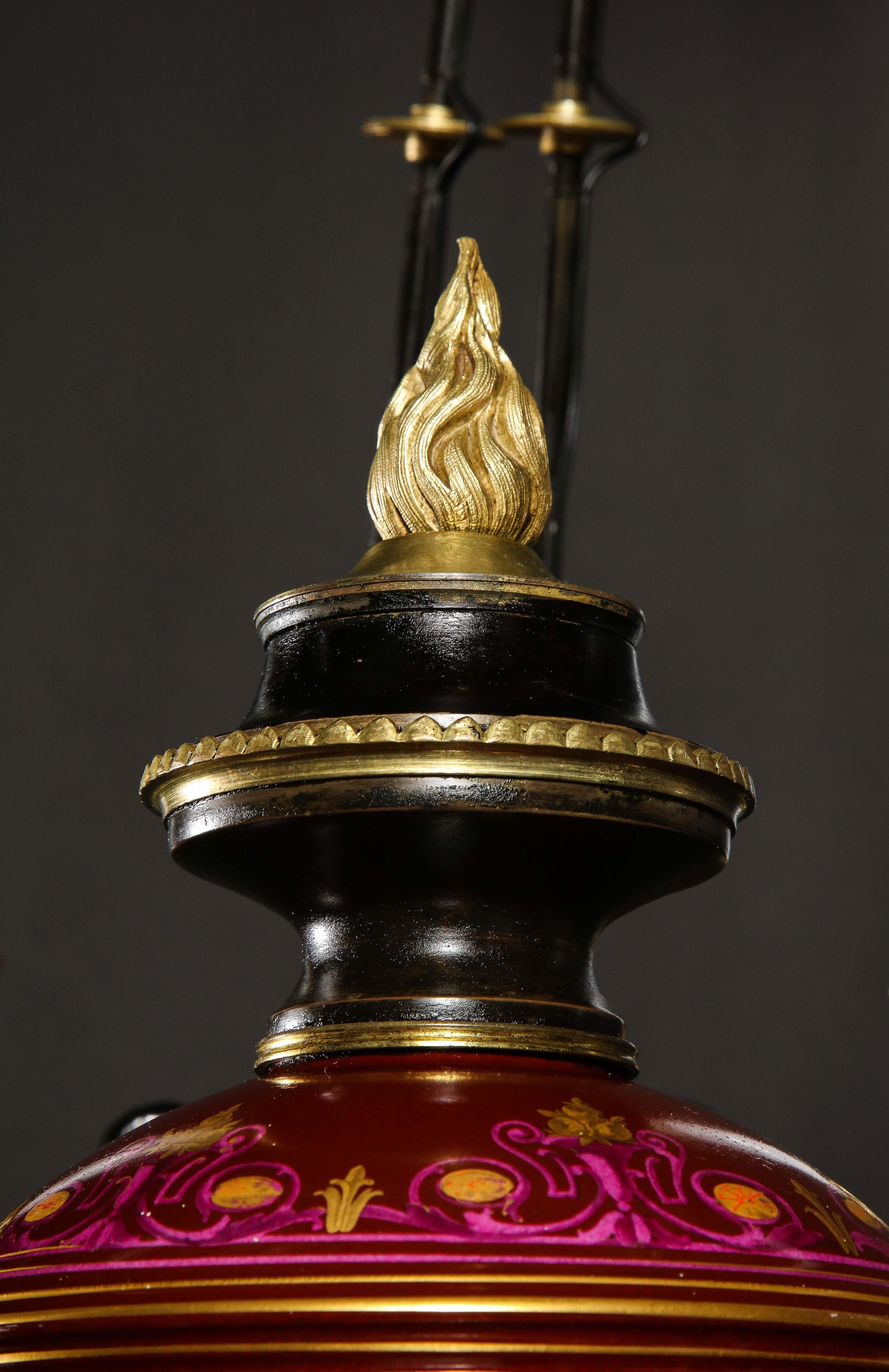 Bronze Lustre figuratif de style Hollywood Regency en bronze doré et porcelaine rouge en vente