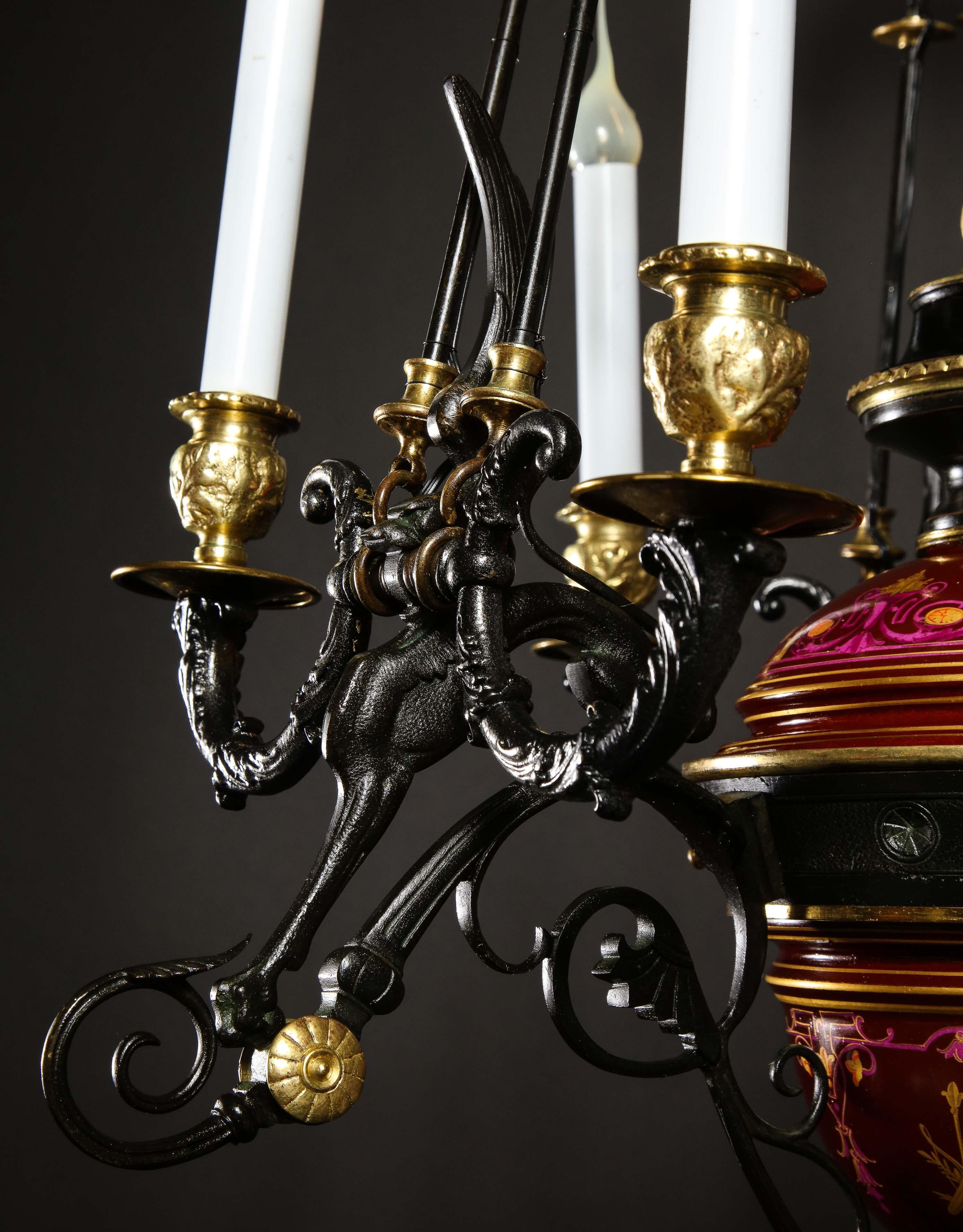Lustre figuratif de style Hollywood Regency en bronze doré et porcelaine rouge en vente 1