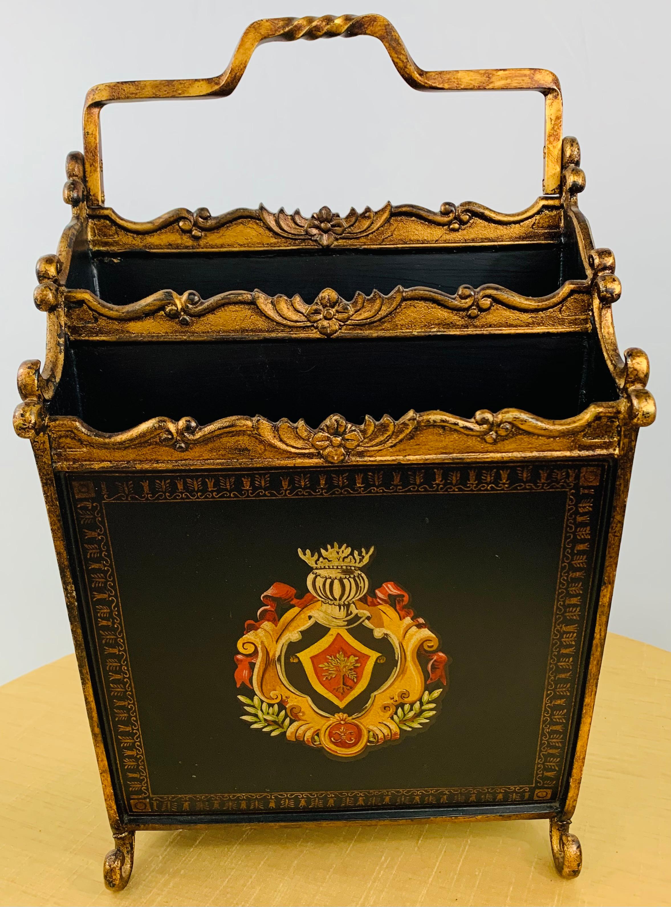 Un elegante e bellissimo portariviste in metallo nero con struttura e maniglia in ottone. La rastrelliera è finemente decorata con disegni dipinti a mano su ogni lato. L'ottone è elegantemente intagliato con motivi floreali e termina con piedi a