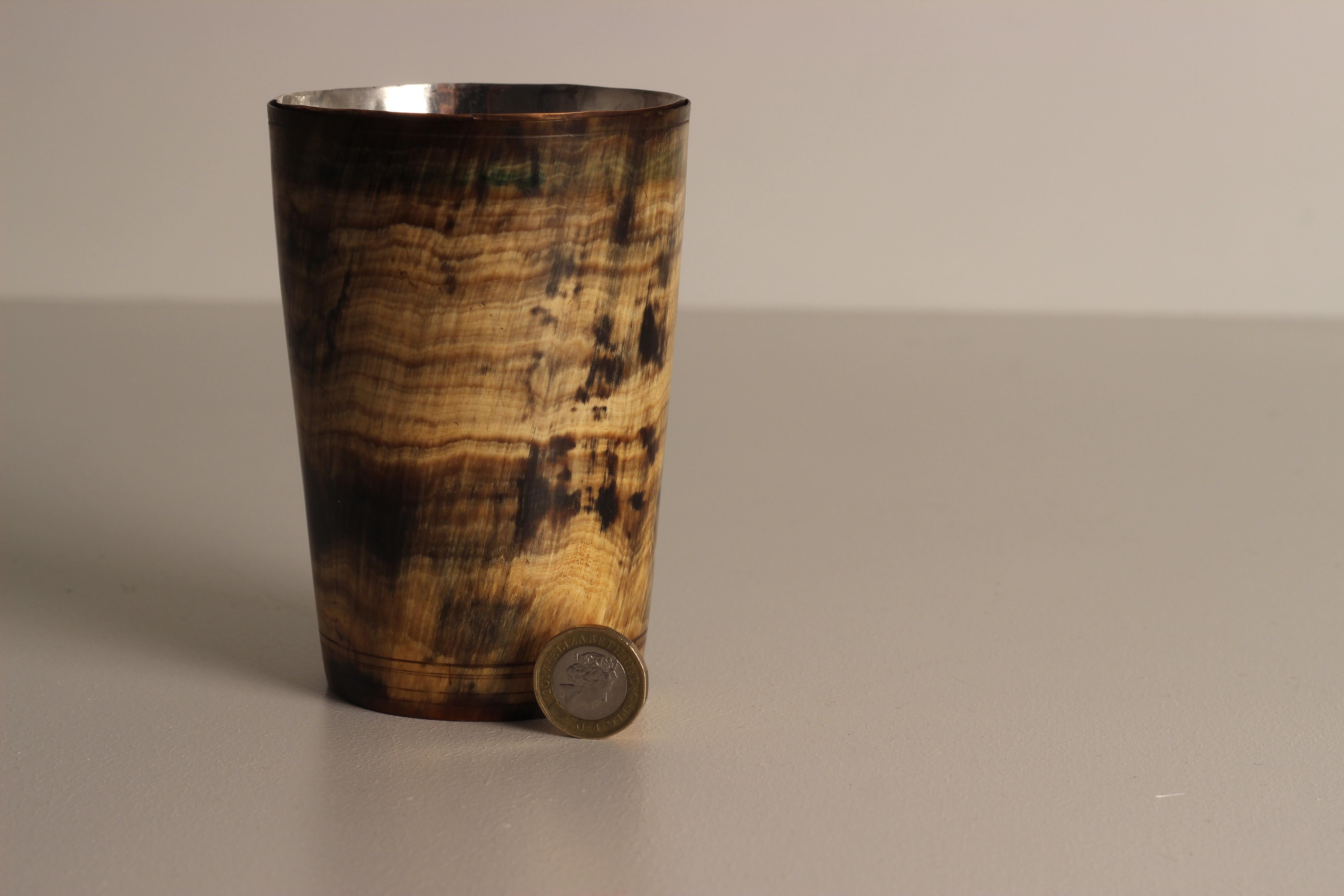 Vaso de cuerno o de estribo con base interna de cobre y vidrio Fabricado en Inglaterra en venta 6