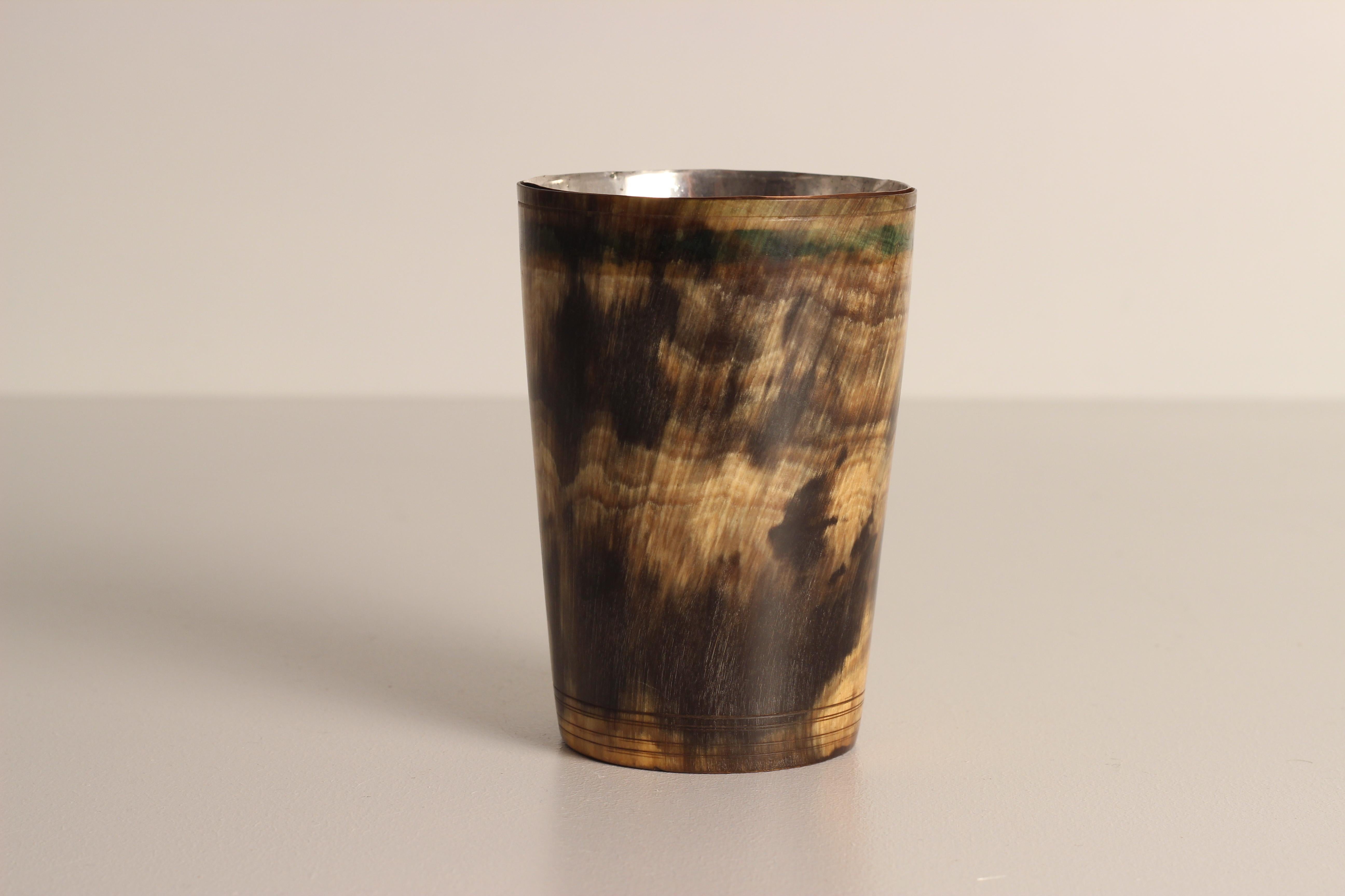 A beautiful decorative Horn Beaker or cup with wonderful decorative markings, benefitting from and interior copper and silver or tin lining interior sleeve with a glass base.

Measures: Height 12.4cm x diameter 8.5 cm 
Weight 0.20kg

We invite