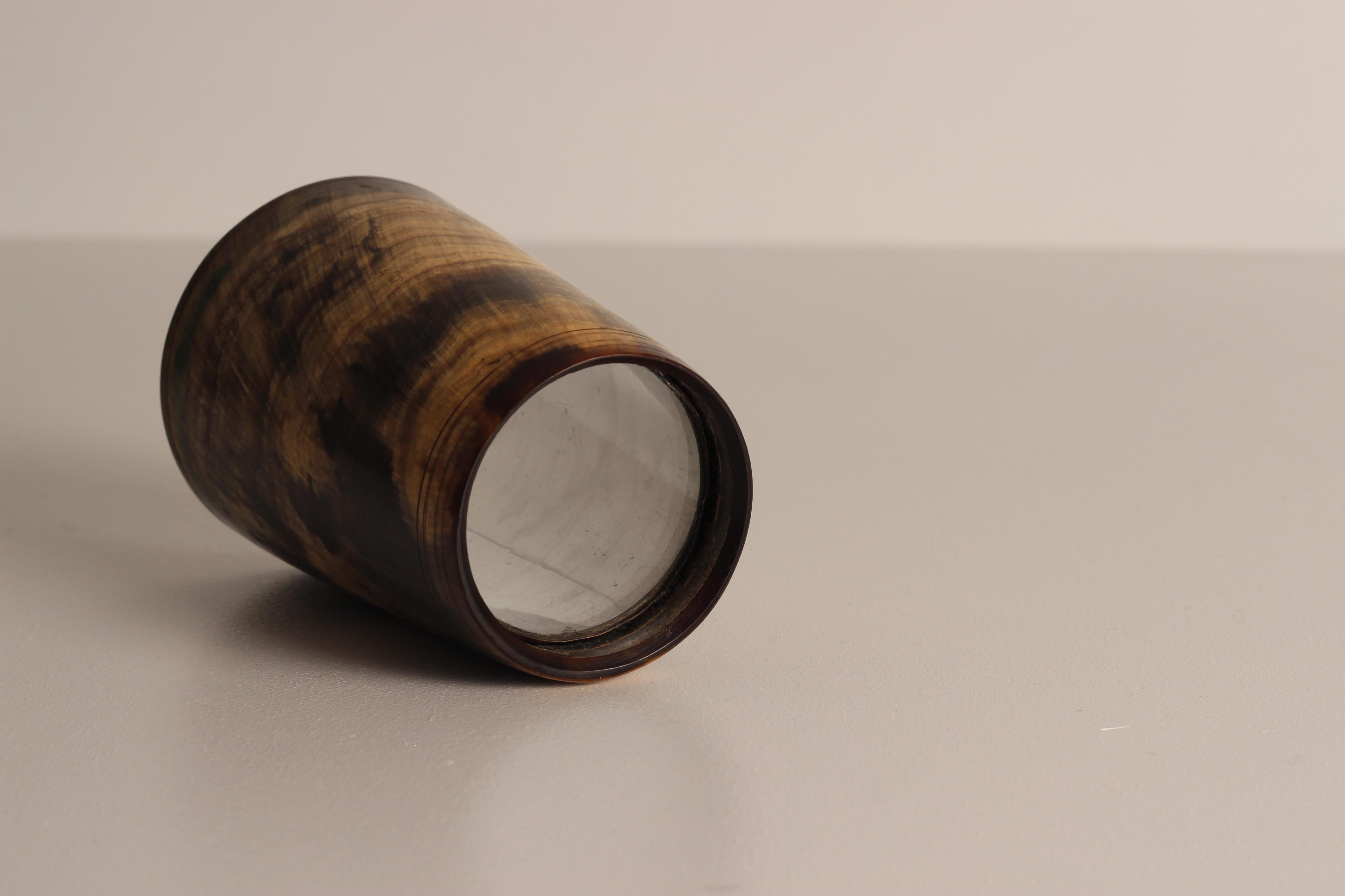 Vaso de cuerno o de estribo con base interna de cobre y vidrio Fabricado en Inglaterra siglo XIX en venta