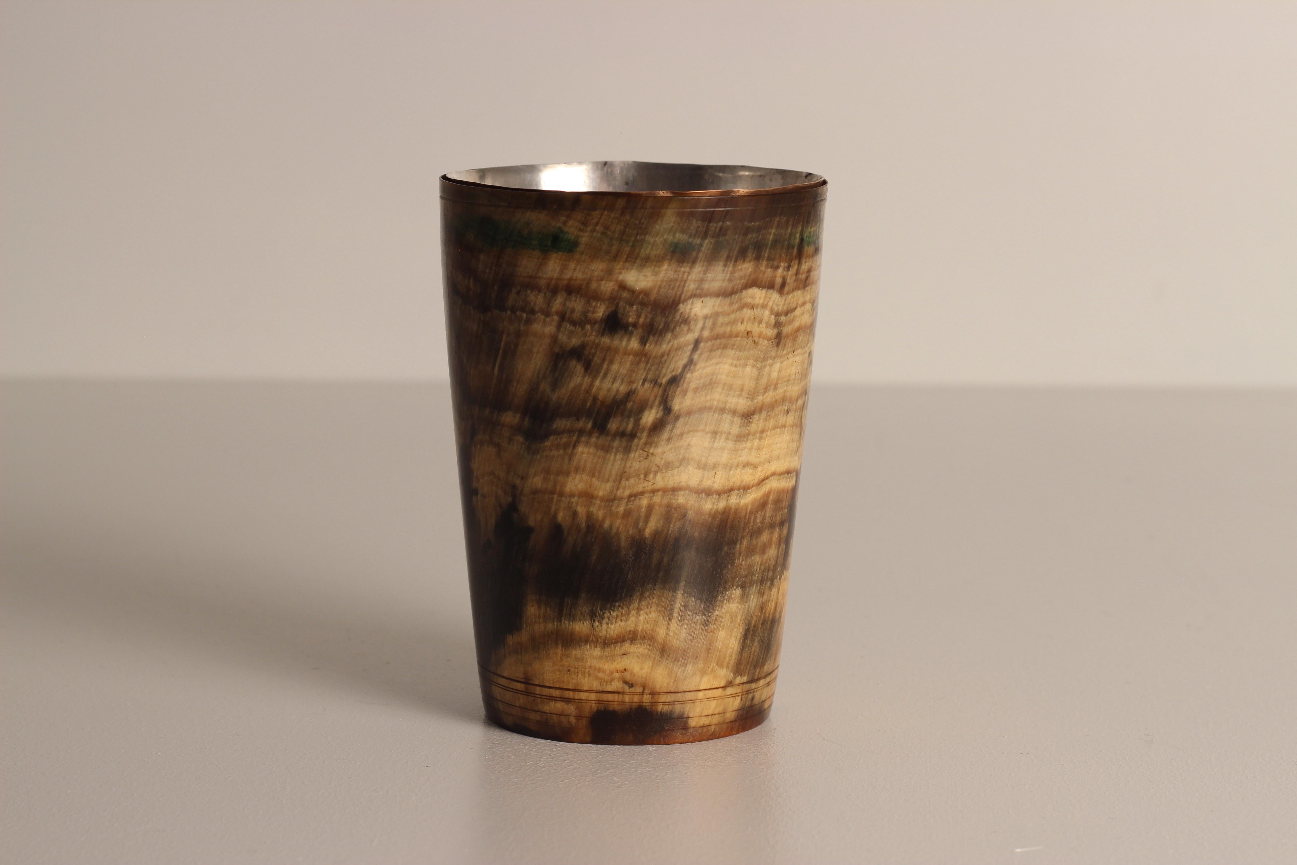 Vaso de cuerno o de estribo con base interna de cobre y vidrio Fabricado en Inglaterra en venta 1
