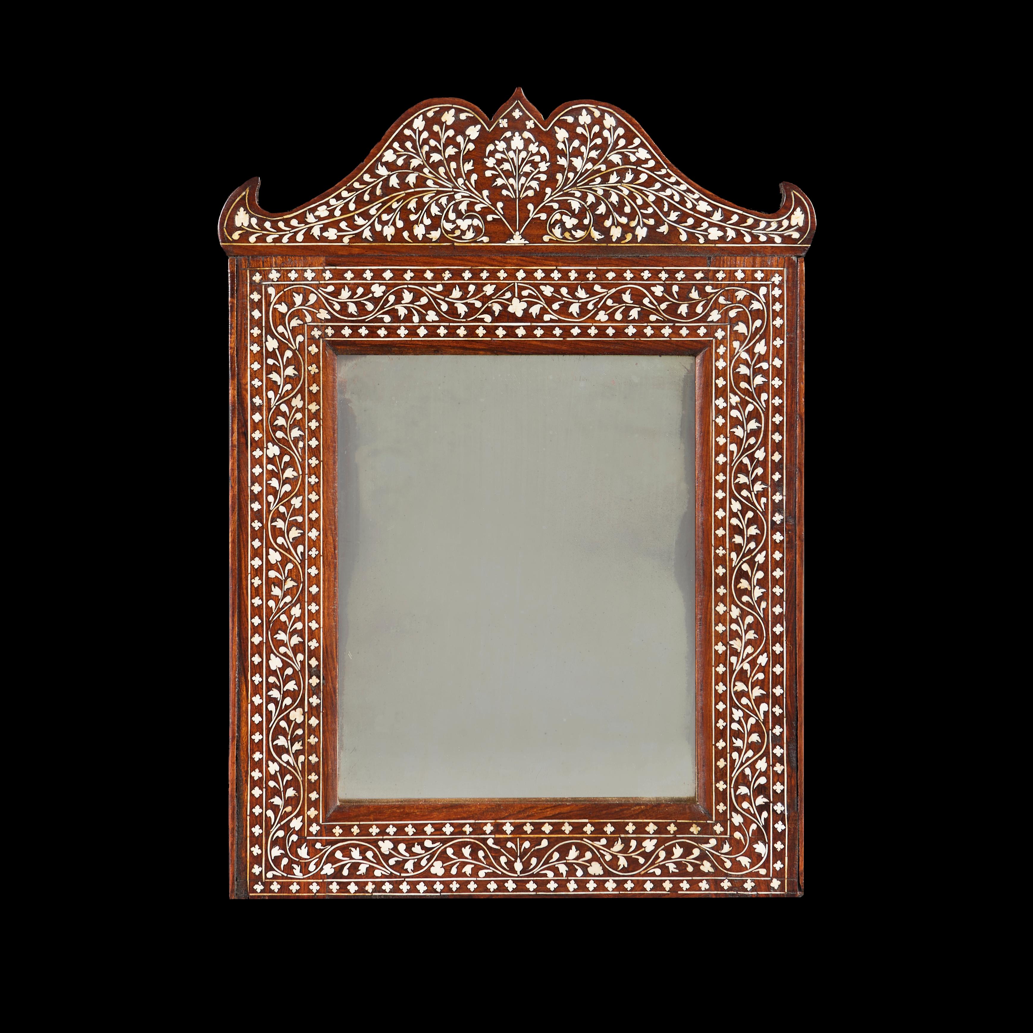 Miroir de coiffeuse en marqueterie de la région de Hoshiarpur, en Inde, datant du début du XXe siècle, avec une crête à volutes et une entretoise au dos.