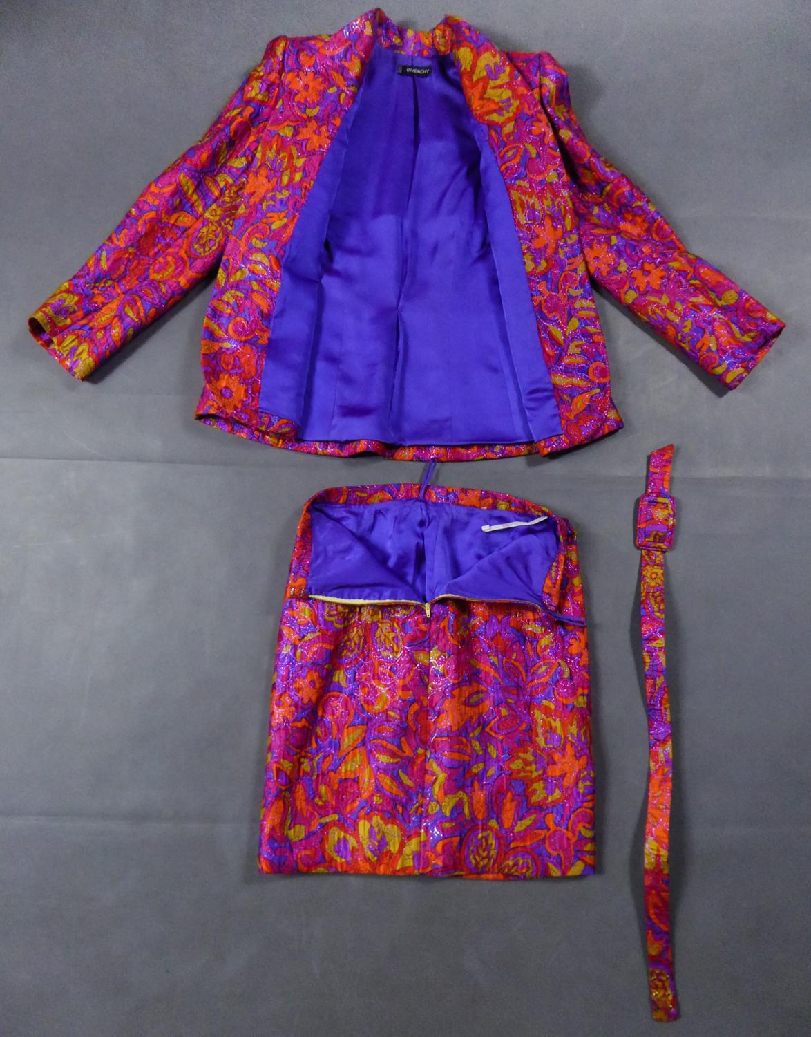 Circa 1982
France
Run way set composed of a jacket, skirt and belt in silk façonné printed and brocaded with silver threads by Mister Hubert de Givenchy at the beginning of the 1980s. Quilted appearance by the brocading of the silk with psychedelic
