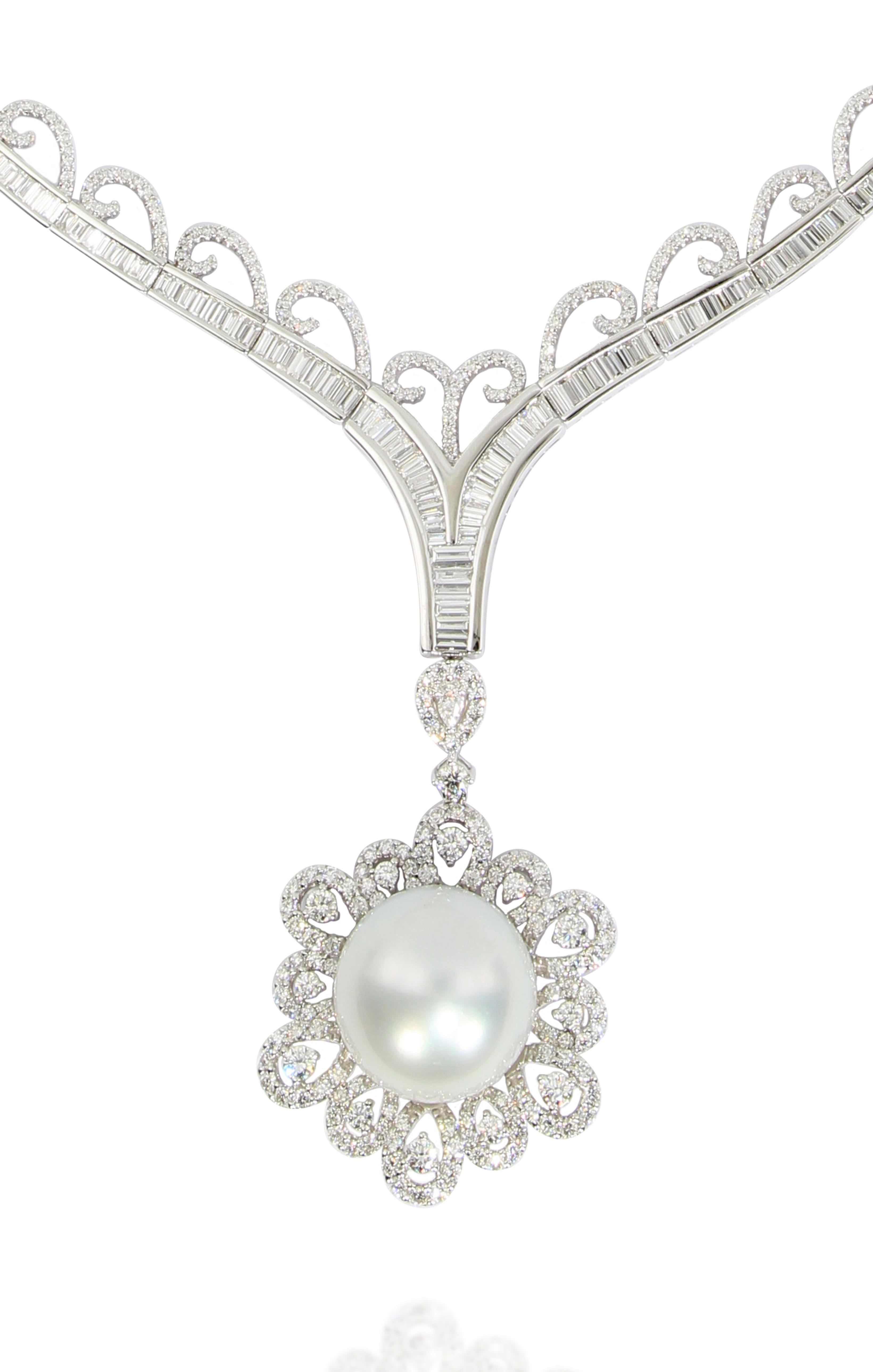 Contemporary Huge South Sea Pearl Pendant with Diamond Neclace in 18K Gold For Sale