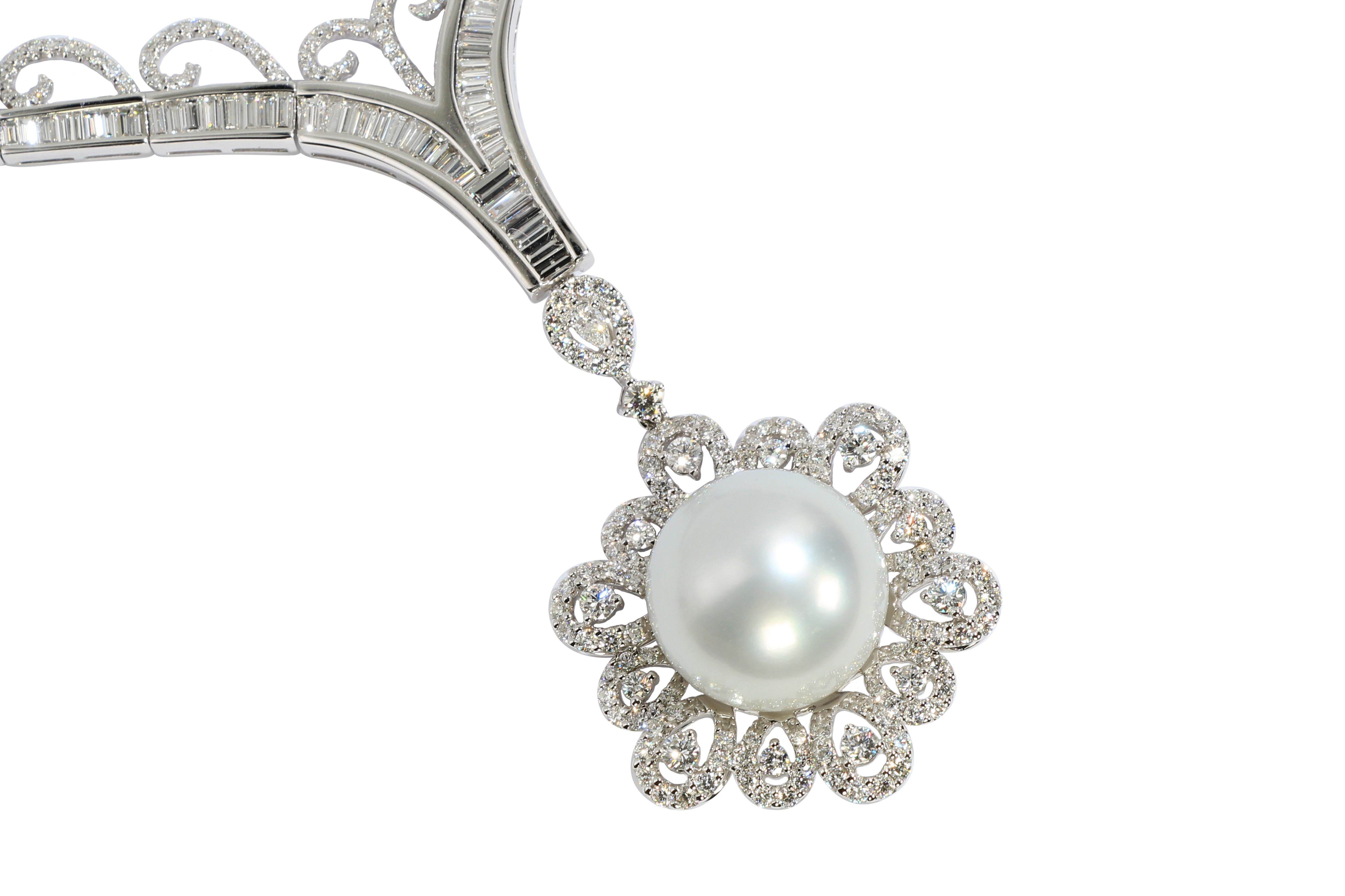 Huge South Sea Pearl Pendant with Diamond Neclace in 18K Gold In New Condition For Sale In Macau, MO