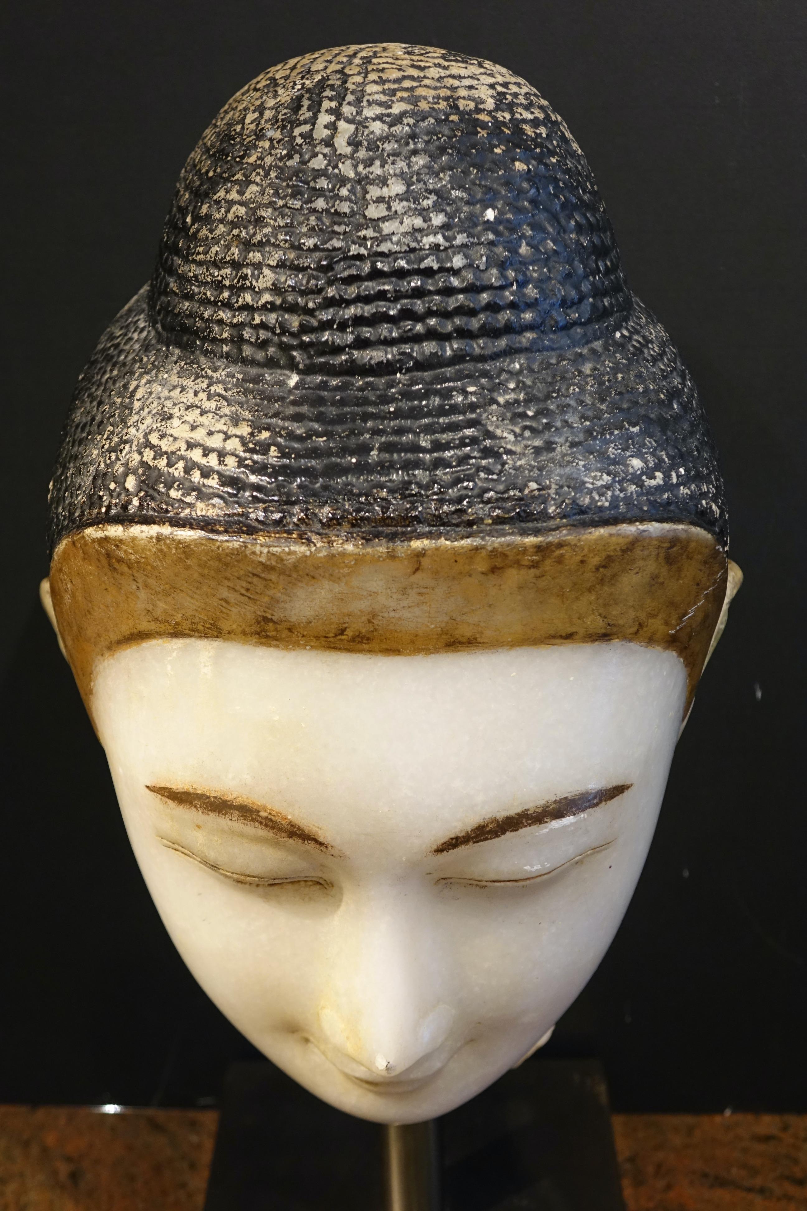 Altro Un'enorme testa di Buddha in marmo del XVIII-XIX secolo in vendita