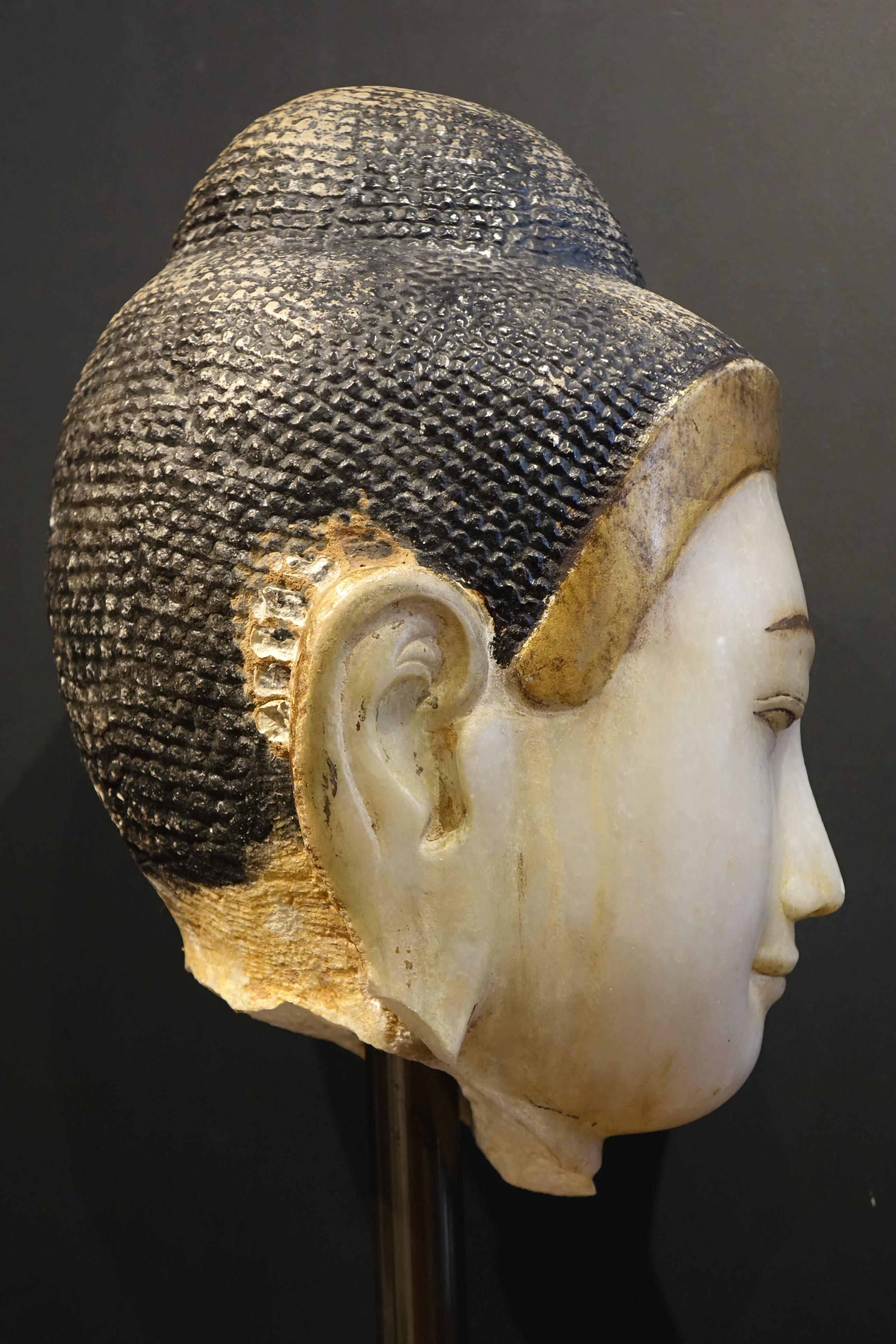 Birmano Un'enorme testa di Buddha in marmo del XVIII-XIX secolo in vendita