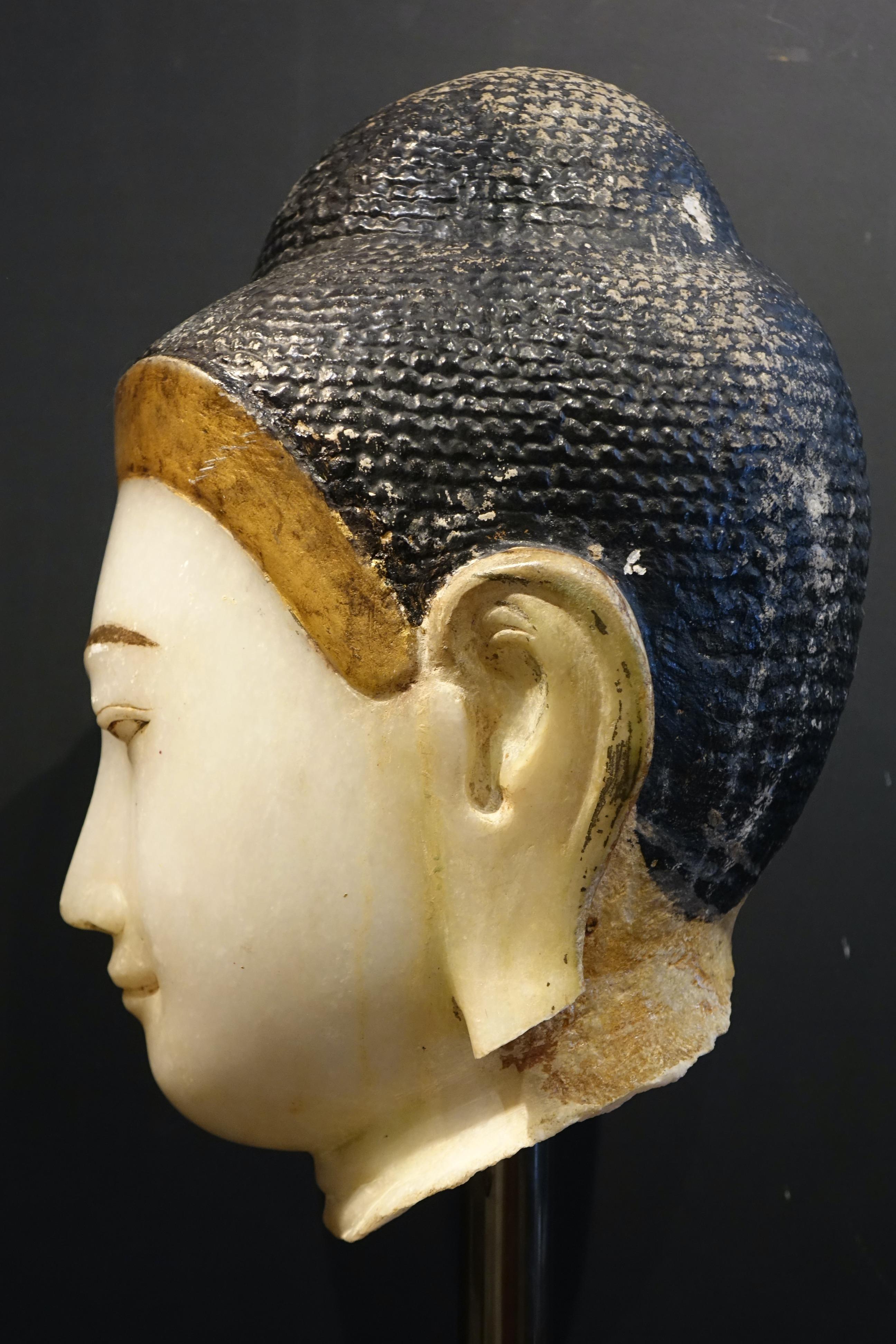 Un'enorme testa di Buddha in marmo del XVIII-XIX secolo In condizioni discrete in vendita a PARIS, FR