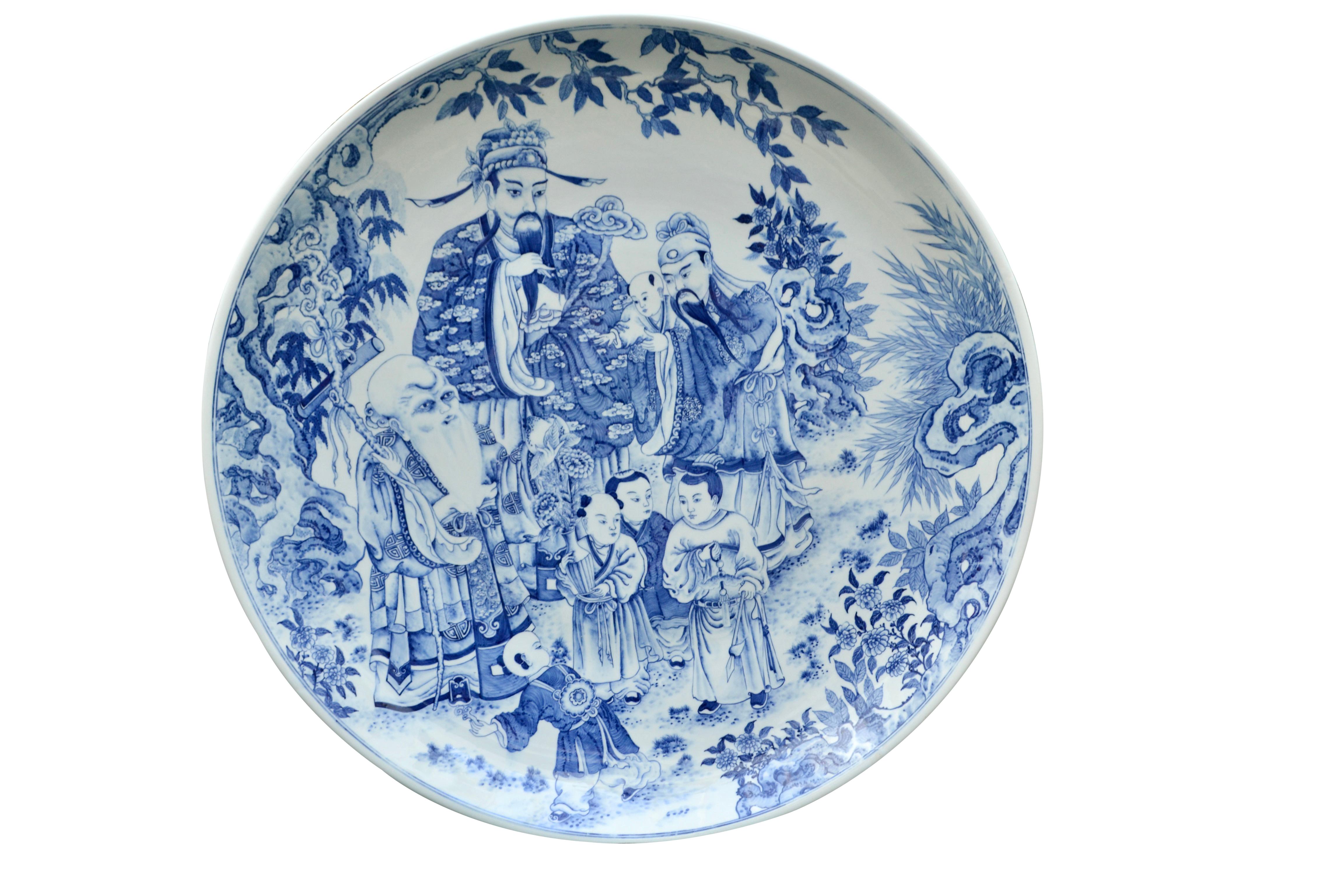 Exportation chinoise Grande assiette de présentation chinoise bleue et blanche représentant les dieux Fu Lu et Shou en vente
