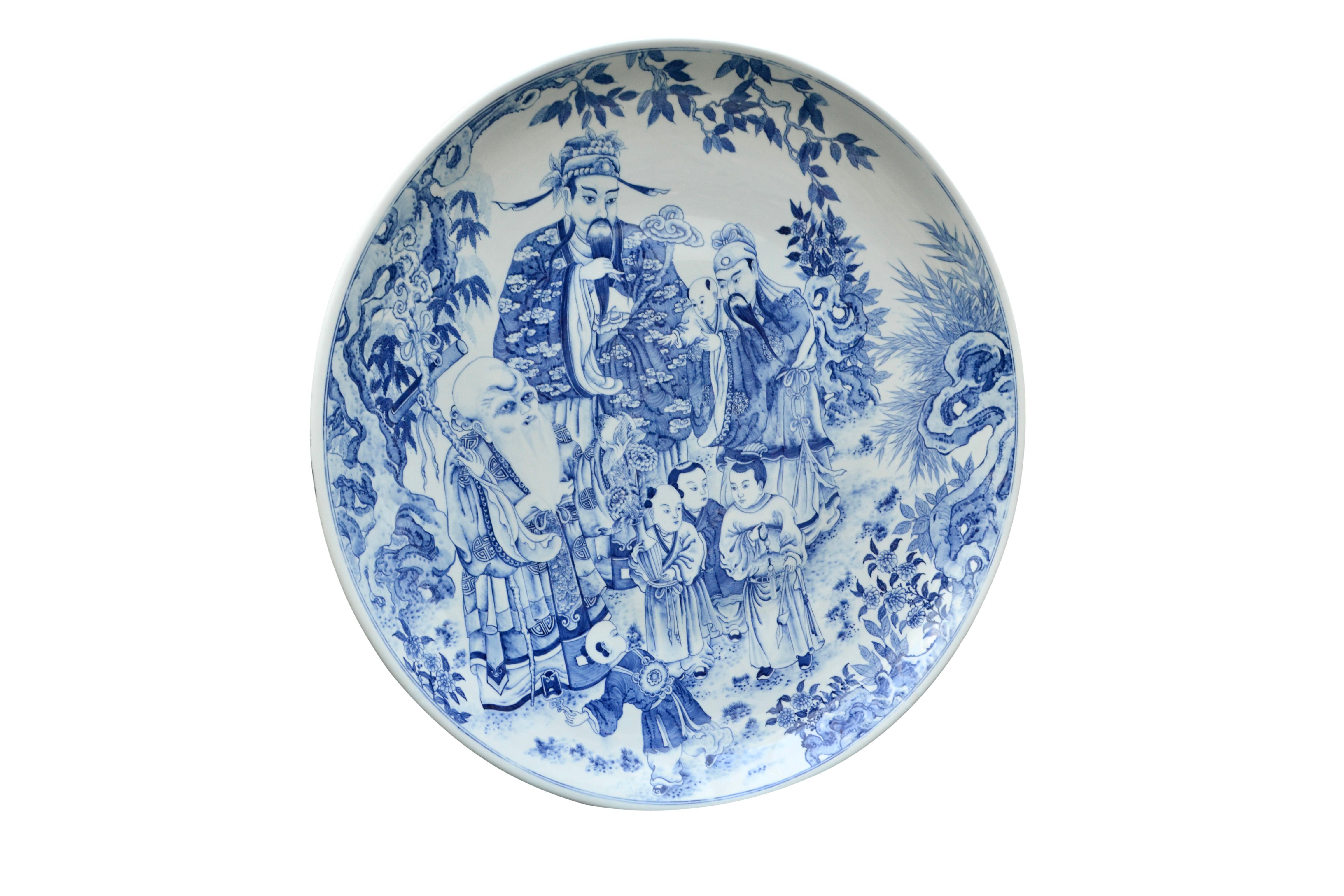 Chinois Grande assiette de présentation chinoise bleue et blanche représentant les dieux Fu Lu et Shou en vente