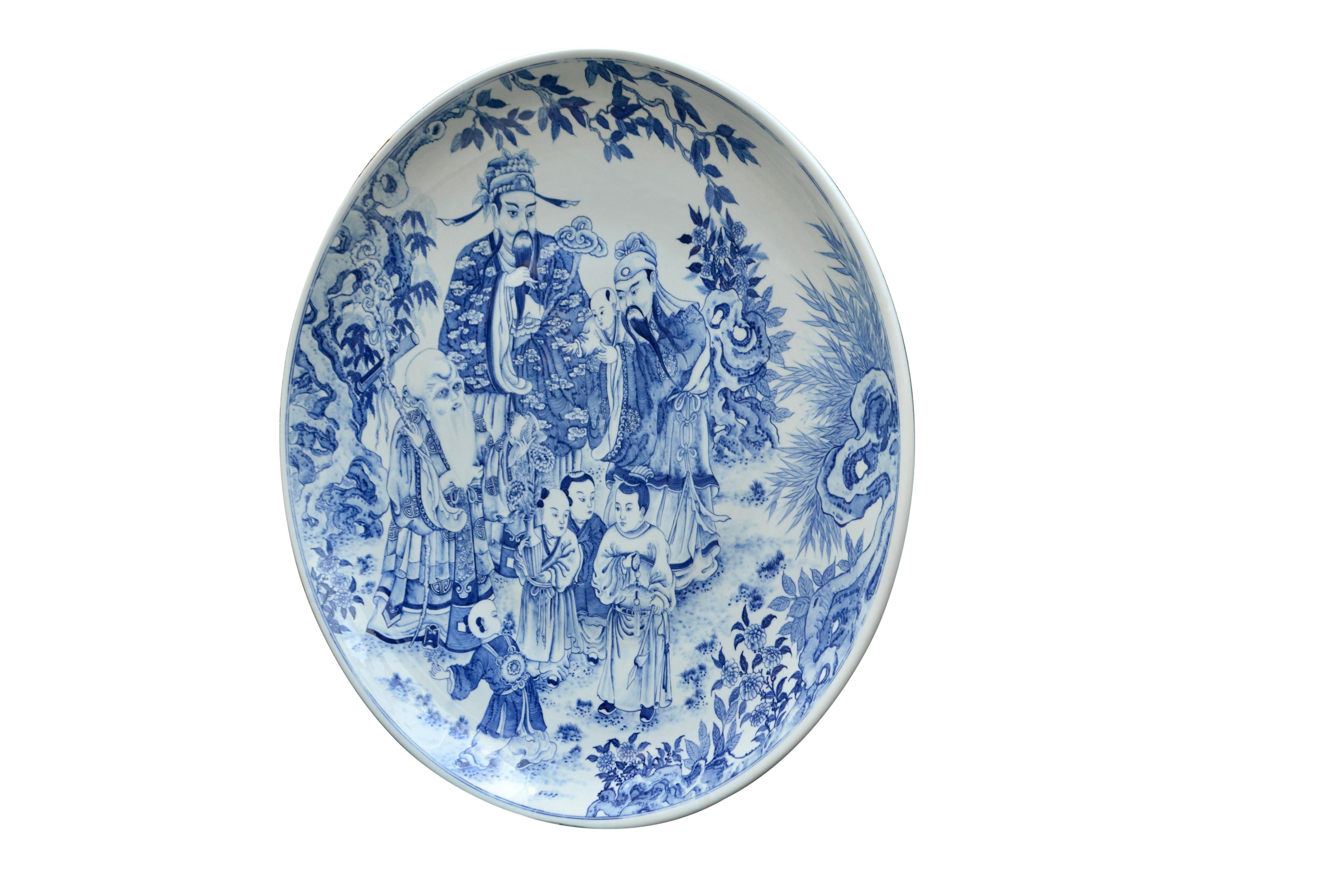 Fait main Grande assiette de présentation chinoise bleue et blanche représentant les dieux Fu Lu et Shou en vente