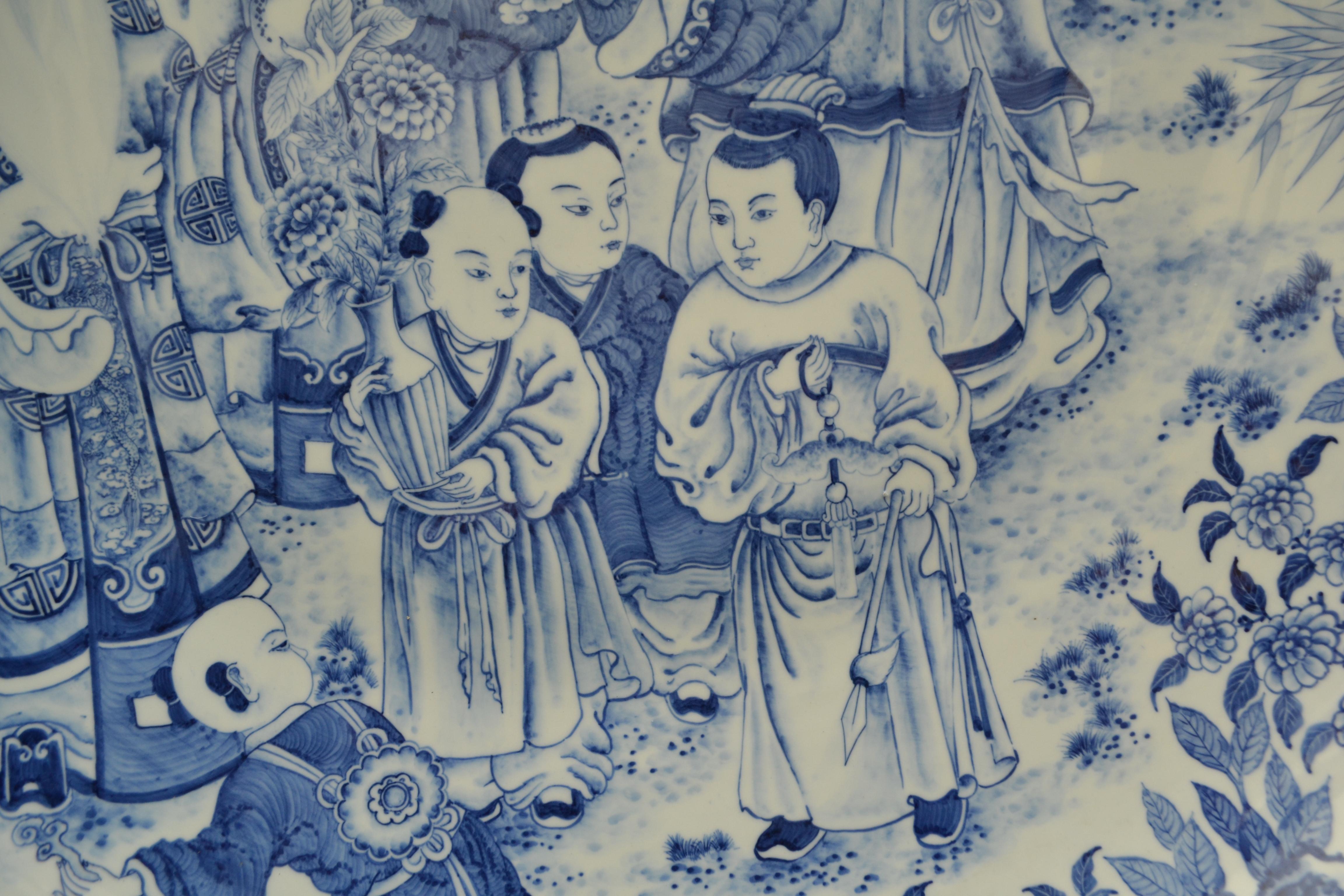 Grande assiette de présentation chinoise bleue et blanche représentant les dieux Fu Lu et Shou Bon état - En vente à Vancouver, British Columbia