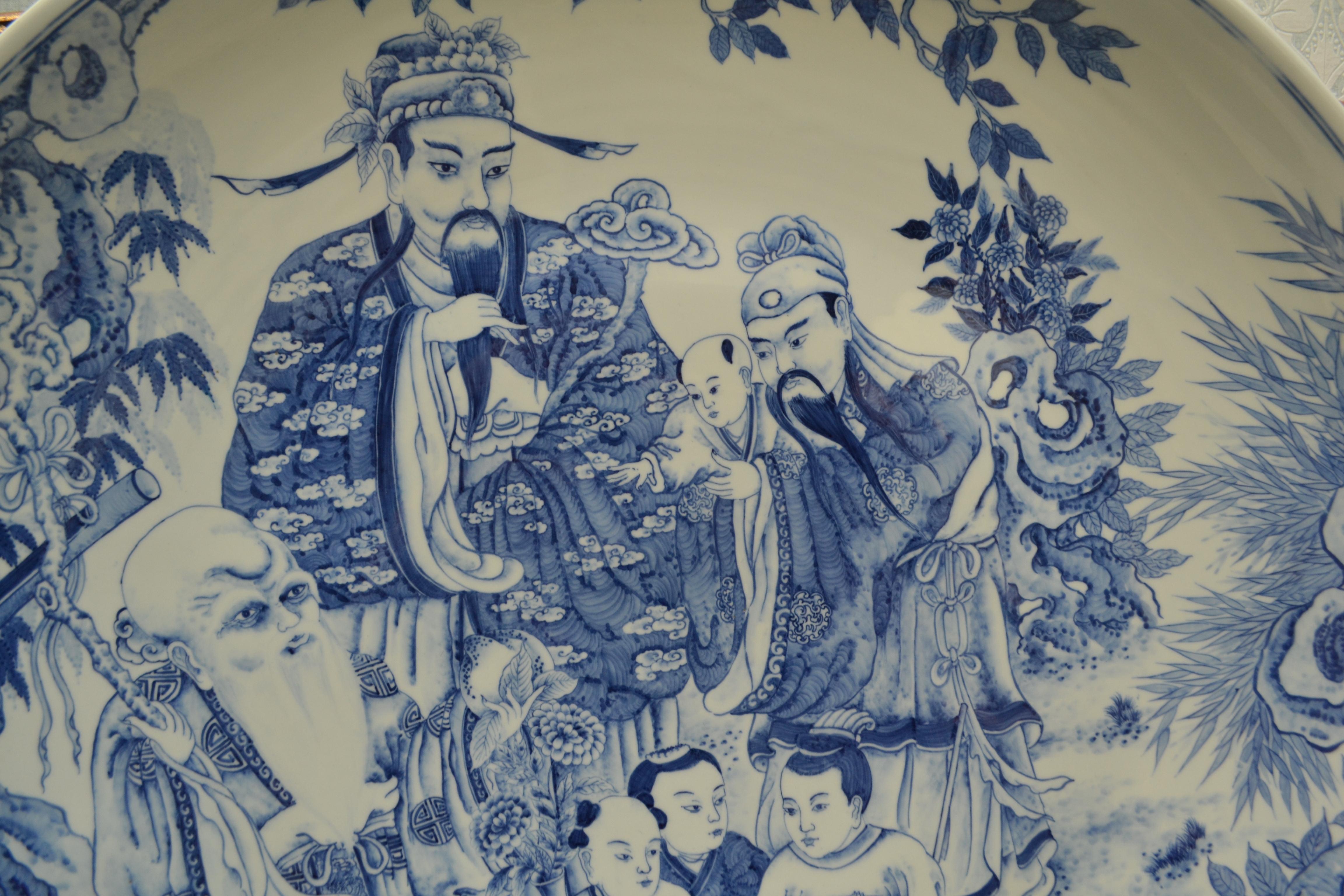 20ième siècle Grande assiette de présentation chinoise bleue et blanche représentant les dieux Fu Lu et Shou en vente