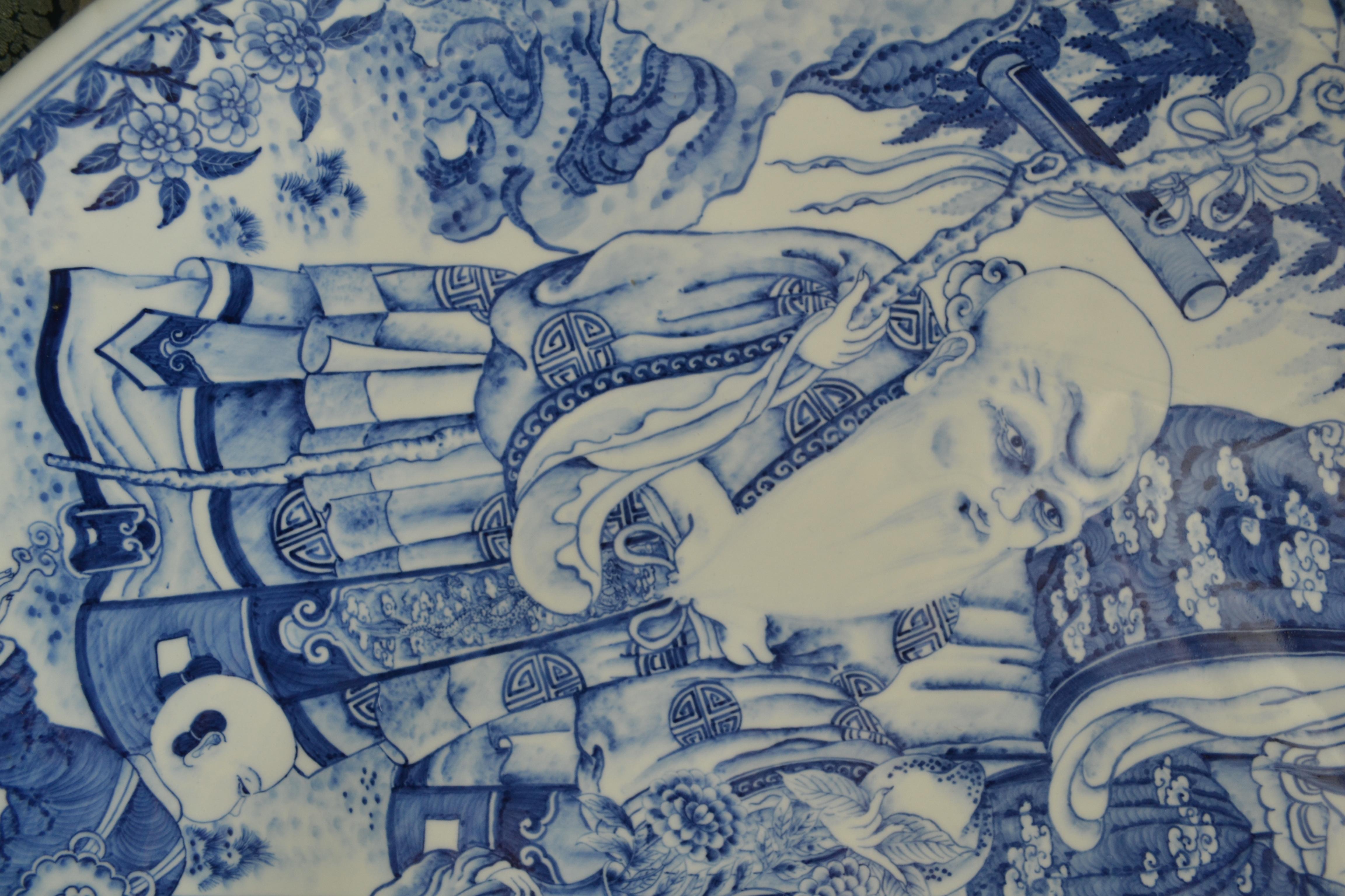 Porcelaine Grande assiette de présentation chinoise bleue et blanche représentant les dieux Fu Lu et Shou en vente