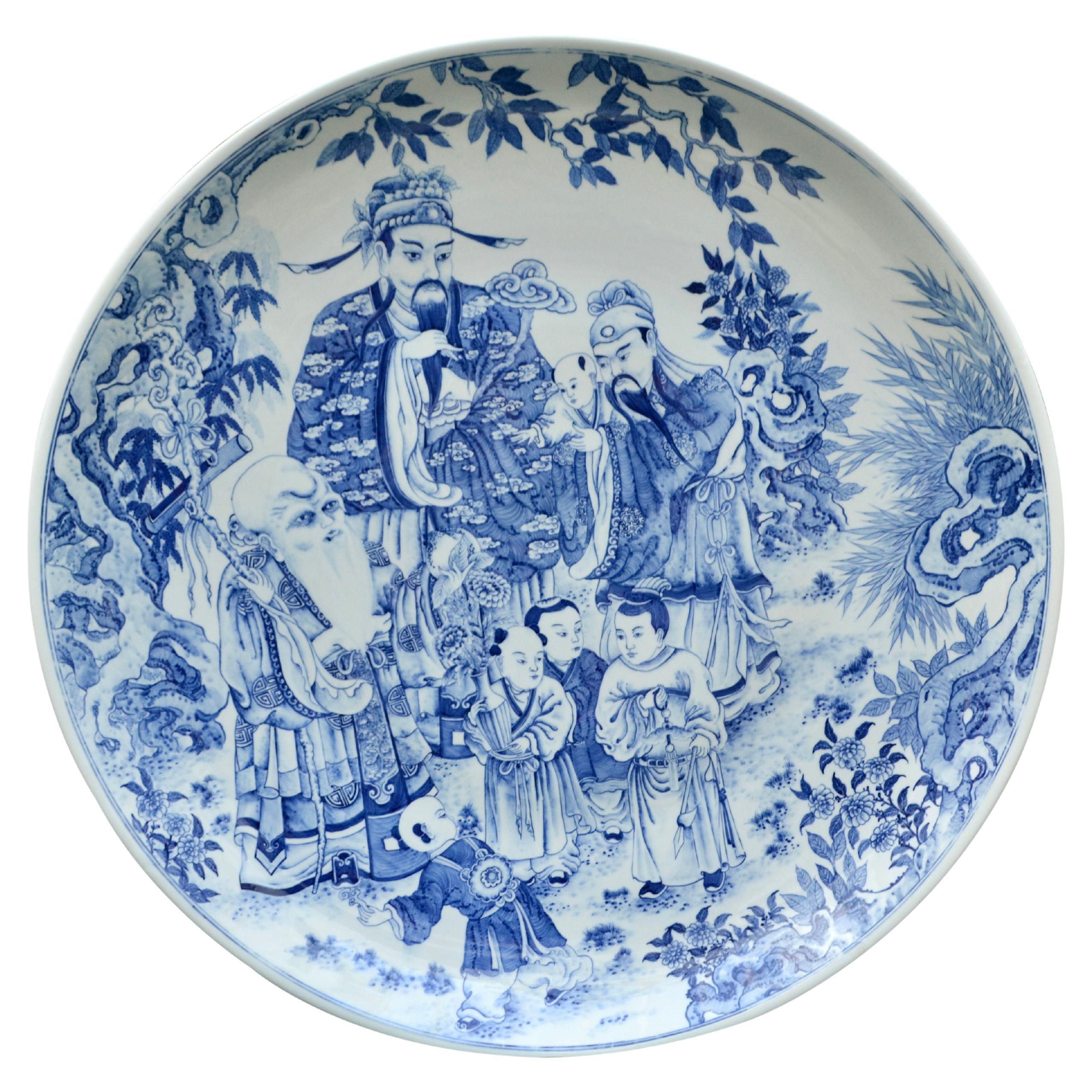 Grande assiette de présentation chinoise bleue et blanche représentant les dieux Fu Lu et Shou en vente