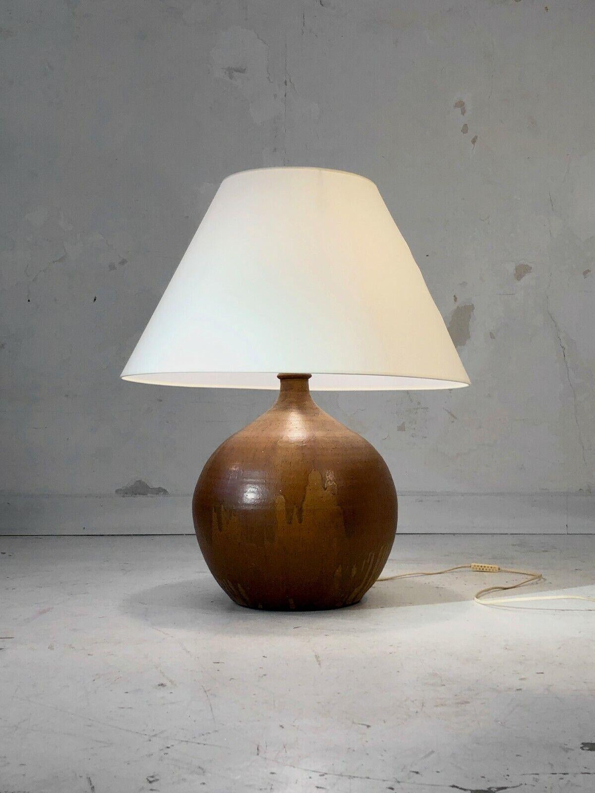 A very large table or floor lamp with a generous body, Modernist, Free-Form, Brutalist, Rustic-Modern, in thick sandstone with random dripping decorations, without signature, to be attributed, La Borne, France 1970.

A SECOND VERY SIMILAR LAMP IS ON