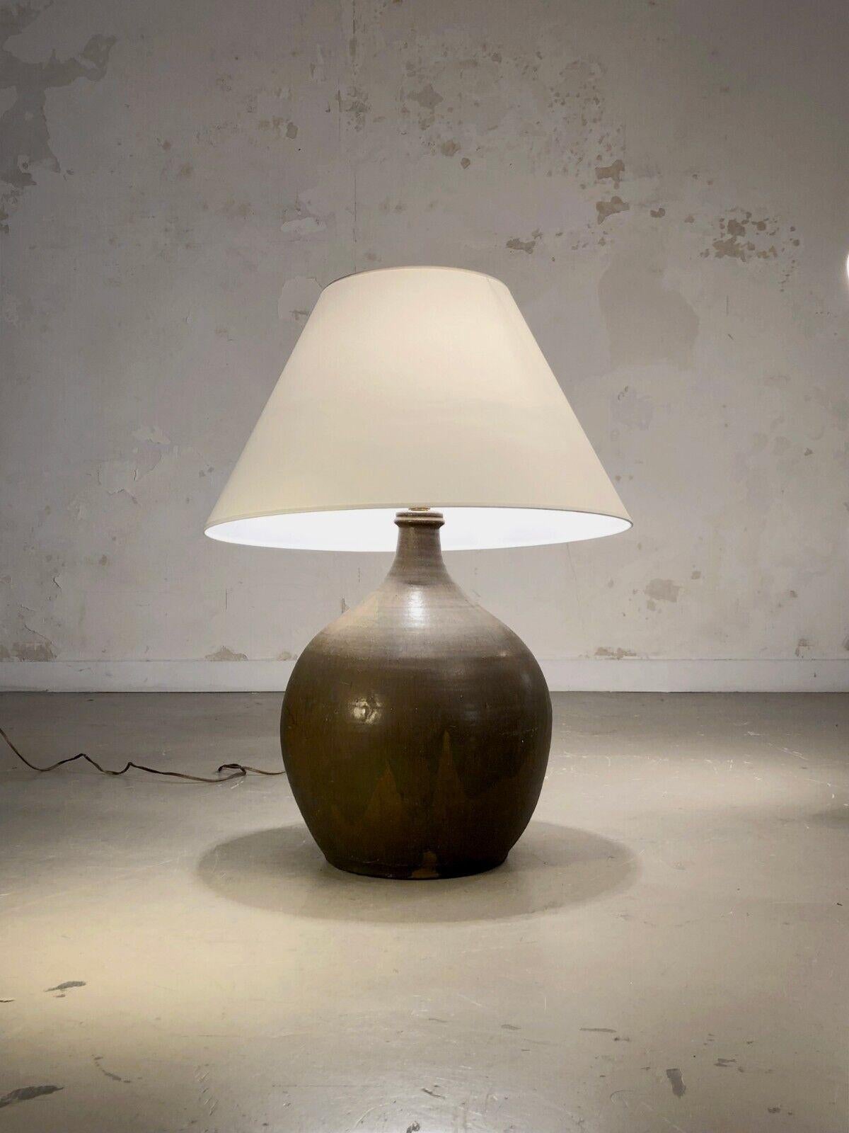 A very large table or floor lamp with a generous body, Modernist, Free-Form, Brutalist, Rustic-Modern, in thick sandstone with random dripping decorations, without signature, to be attributed, La Borne, France 1970.

A SECOND VERY SIMILAR LAMP IS ON