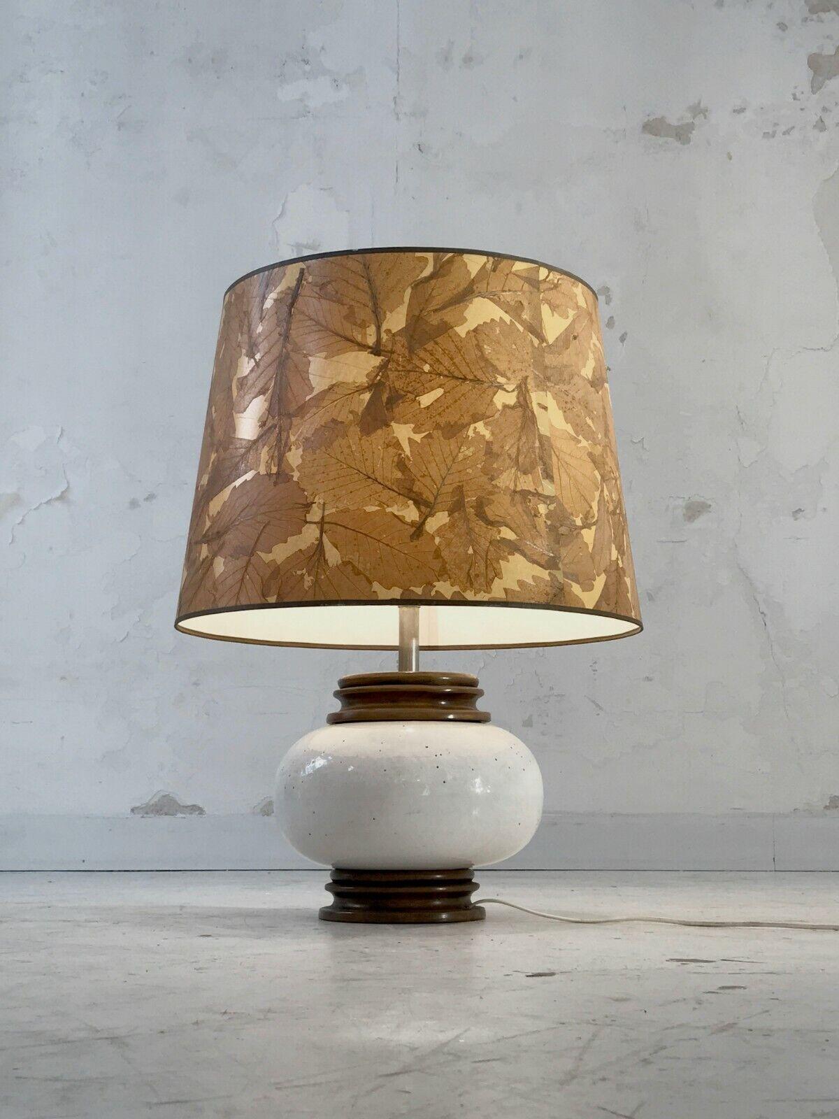 An imposing table or floor lamp, Post-Modernist, Popular Art, Shabby-Chic, in thick off-white and brown enameled ceramic, and its immense lampshade with compositions of dried leaves, to be attributed, Vallauris, France 1970.

SOLD WITH ITS