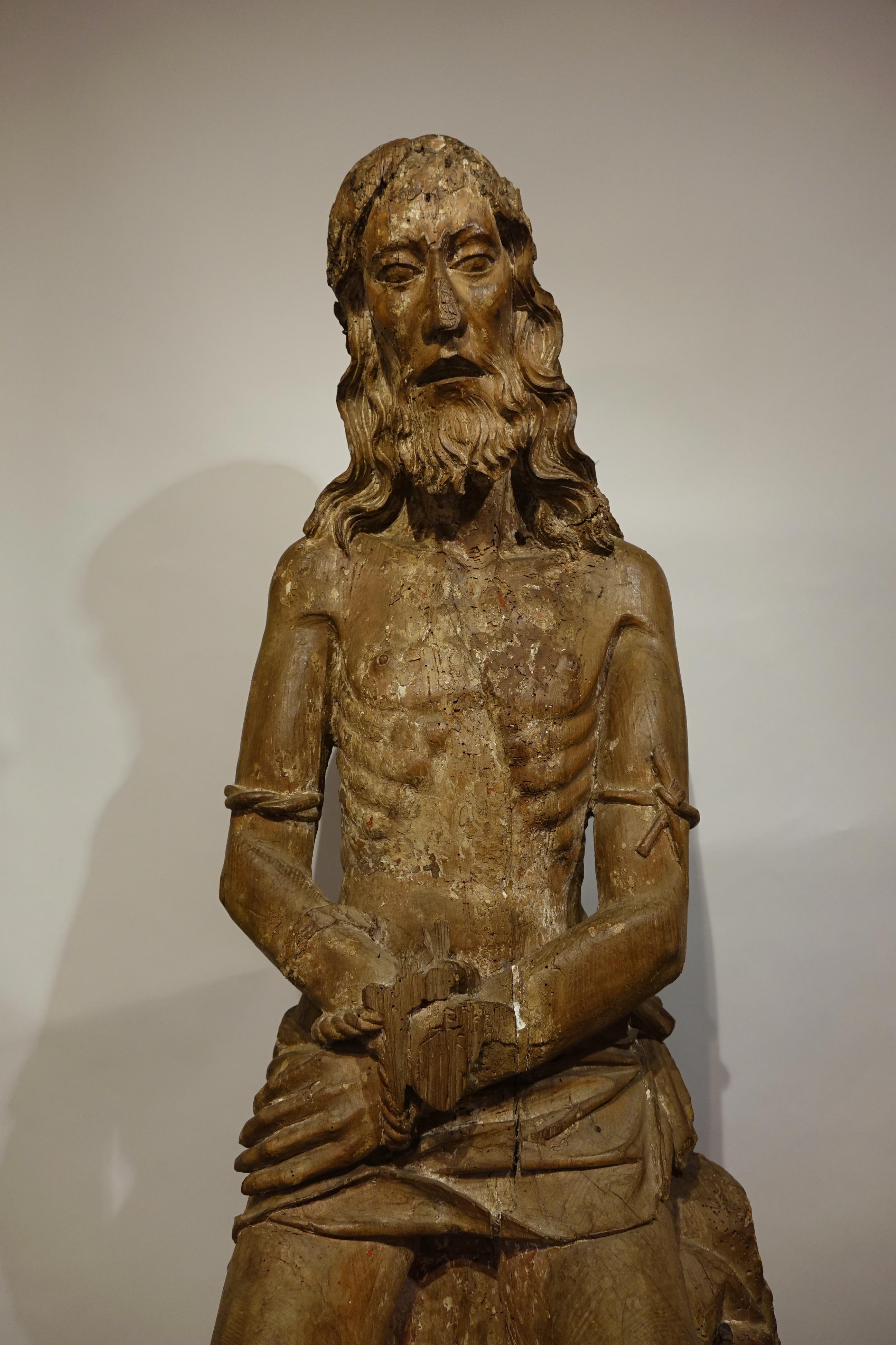 Un raro e grande Cristo della pietà, o Cristo in vincoli.
Gesù è seduto su una roccia, spogliato dei suoi vestiti, in attesa della sua esecuzione. 
Legno di frassino monoxyle intagliato a tutto tondo. Tracce di policromia. Danni e dettagli