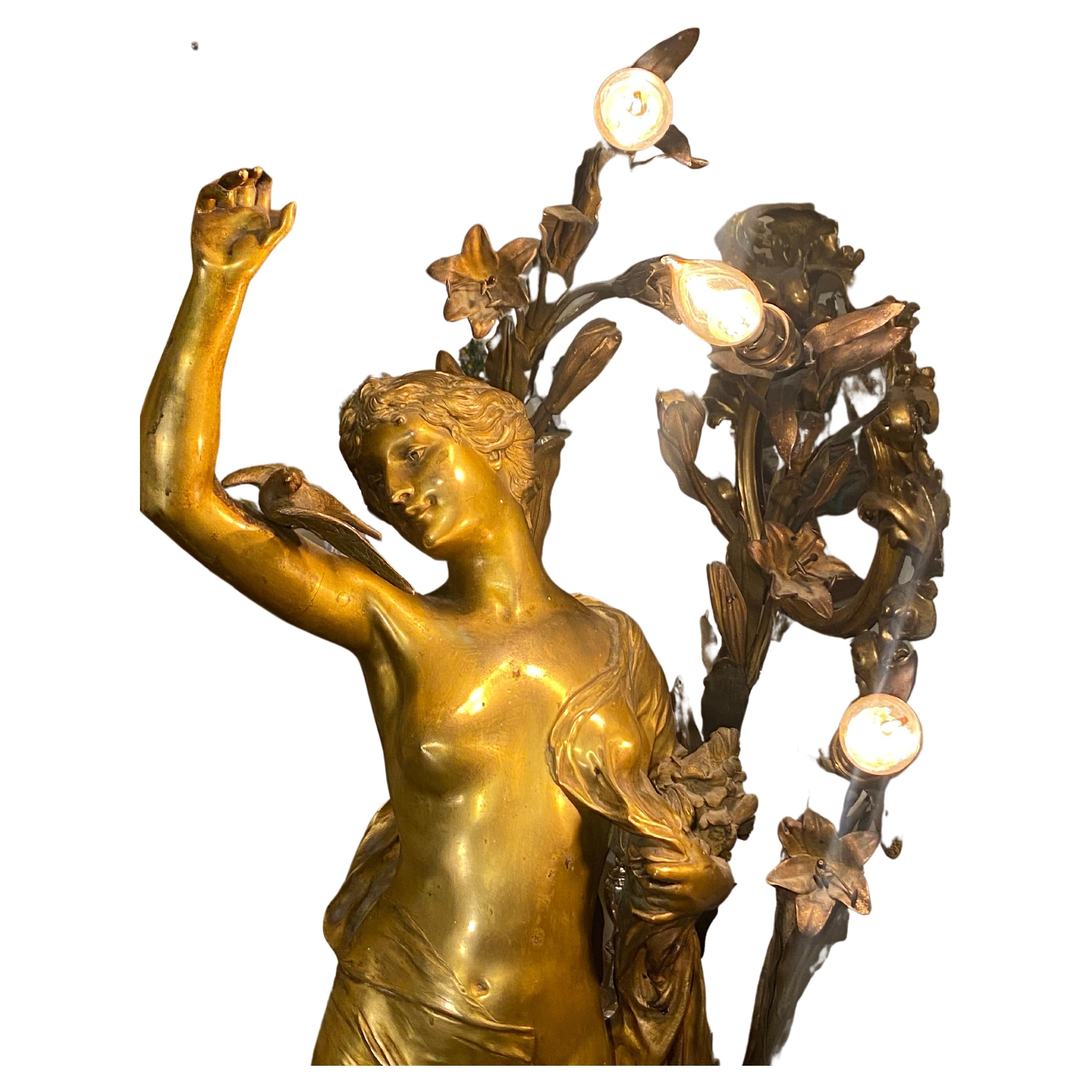 Une superbe et très grande lampe Art Nouveau Dore en bronze doré représentant une dame avec une décoration de flore et de feuillage et avec trois branchements de lumière.
Circa 1900. Signé Henri Ple et cachet Millet à Paris.
Une belle pièce en bon