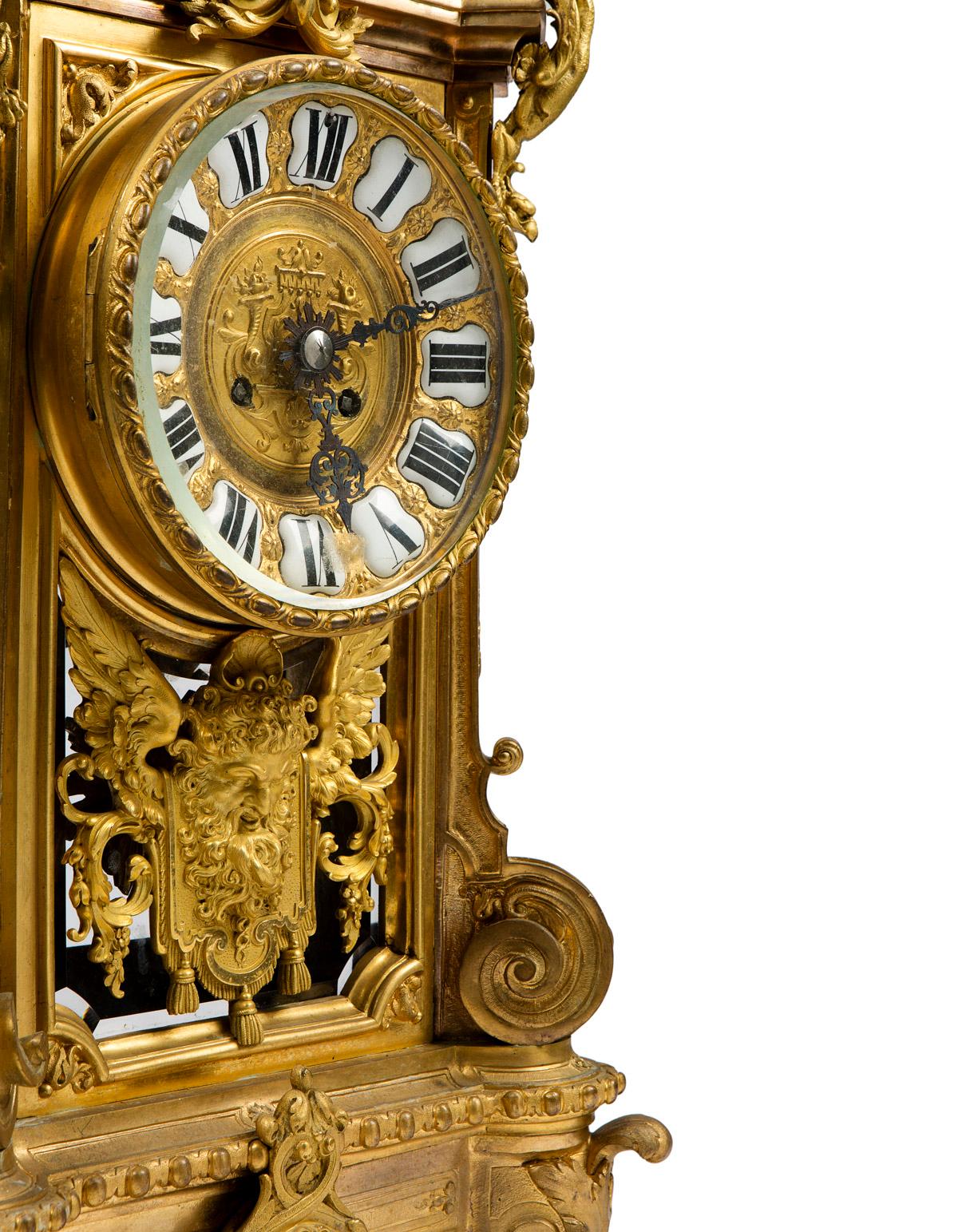 Une horloge très inhabituelle de style néoclassique en bronze doré, chaque détail de l'horloge latérale et de l'avant en bronze est étonnant.