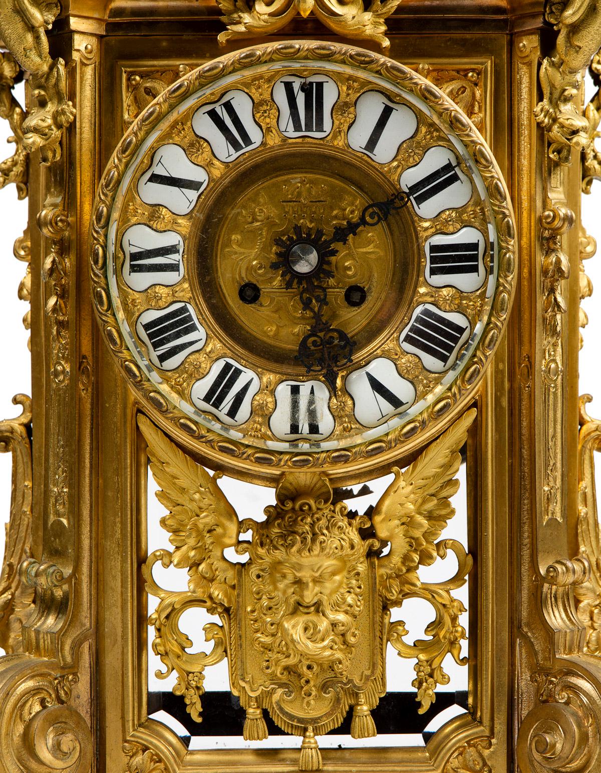 Néoclassique Grande horloge de cheminée néoclassique en bronze de style néoclassique en vente