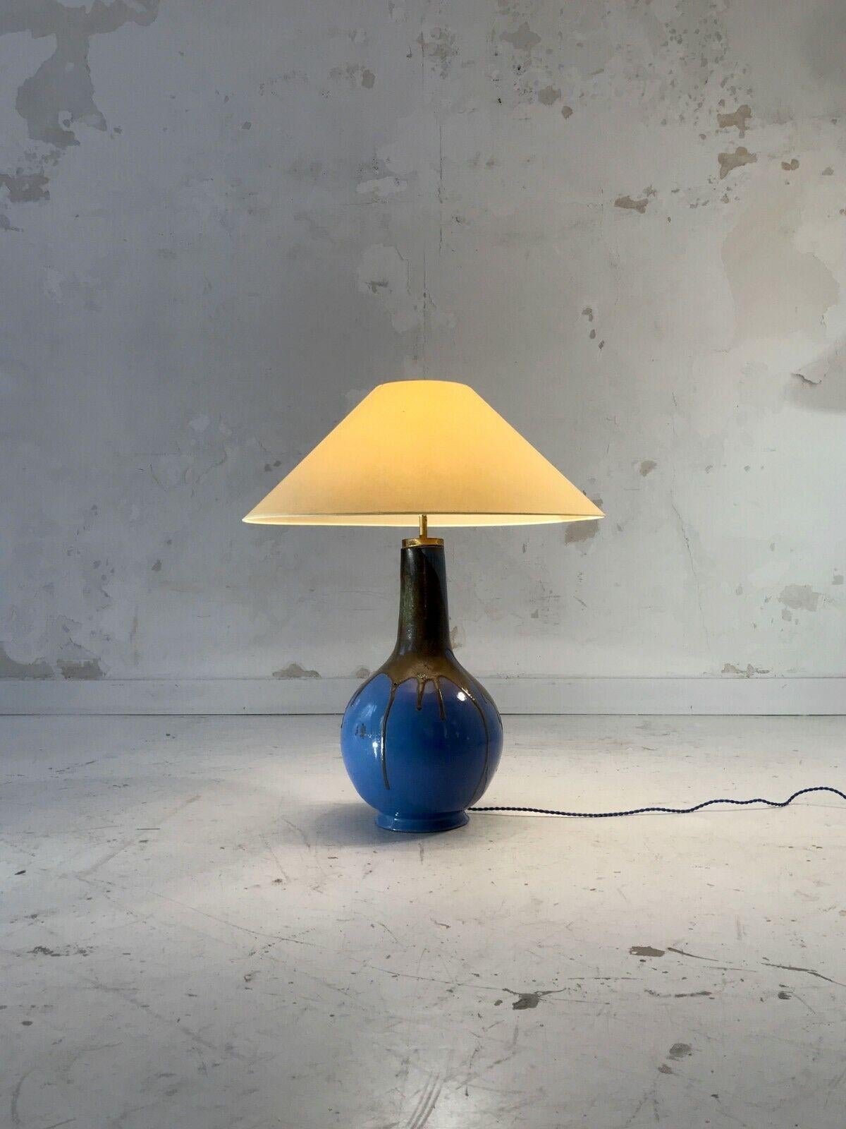 A very large table or floor lamp, Pop, Seventies, Free Form, in thick blue enameled ceramic with black drips, illegible signature, to be attributed, France 1960-1970.

DIMENSIONS:
Dimensions with blue lampshade in photo: 80 x 50 cm
Dimensions of the