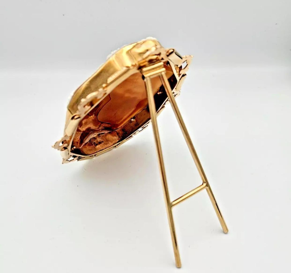 A Huge Superb Vintage Monumental R. Pernice Shell Cameo Solid Gold Frame Stand For Sale 6