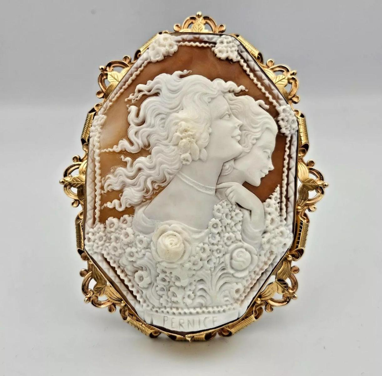 A Huge Superb Vintage Monumental R. Pernice Shell Cameo Solid Gold Frame Stand For Sale 7