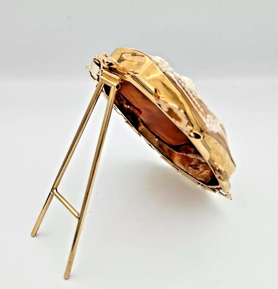 Un enorme e superbo cammeo monumentale d'epoca con conchiglia di R.Pernice in una cornice d'oro massiccio in vendita 6
