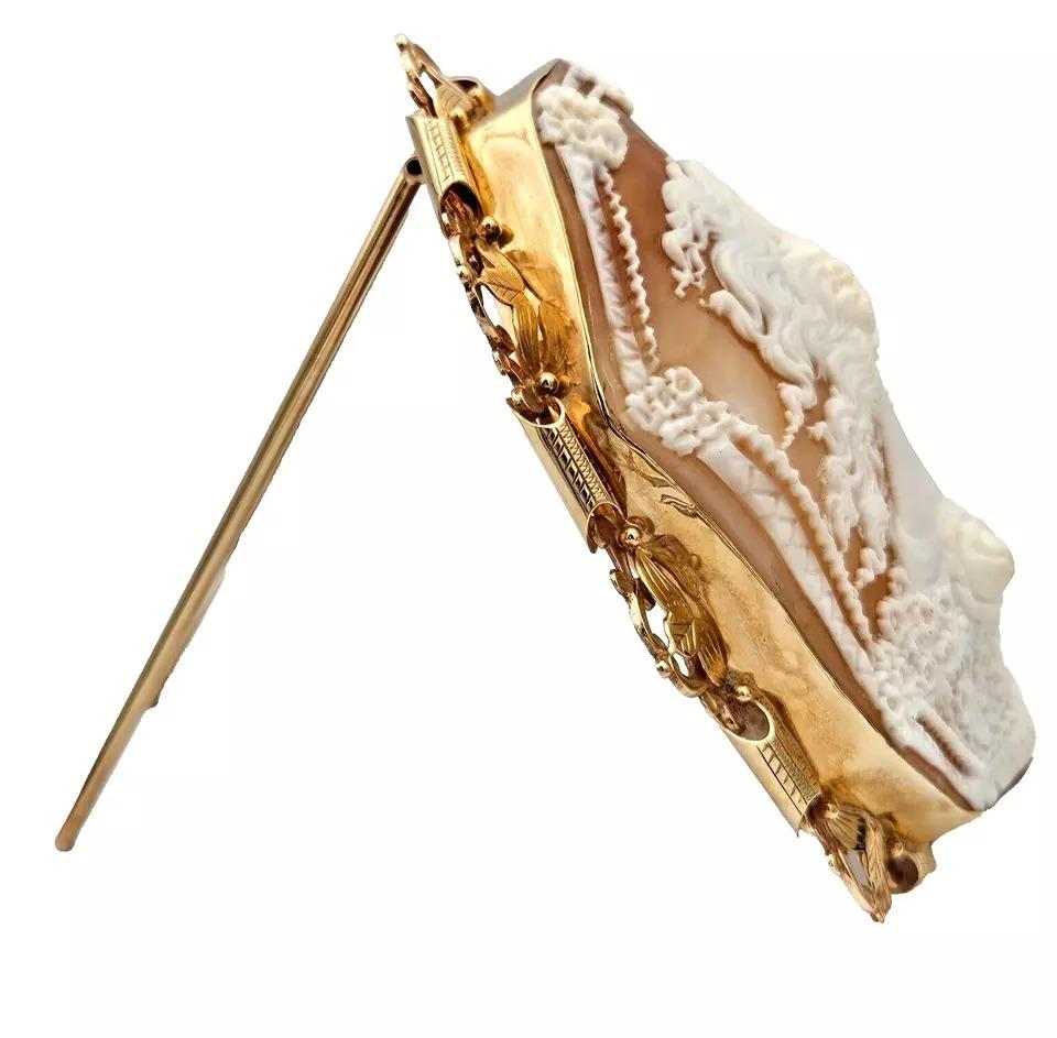 Un enorme e superbo cammeo monumentale d'epoca con conchiglia di R.Pernice in una cornice d'oro massiccio in vendita 8