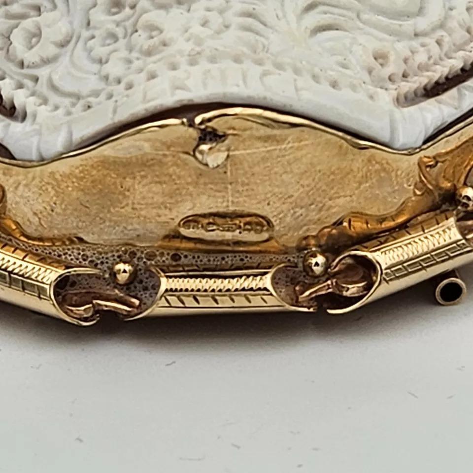 Un enorme e superbo cammeo monumentale d'epoca in conchiglia di Raffaele Pernice, in massiccio
Supporto per cornice d'oro

Si tratta di un cammeo a conchiglia di qualità e design straordinari, presentato in una cornice dorata rococò in stile