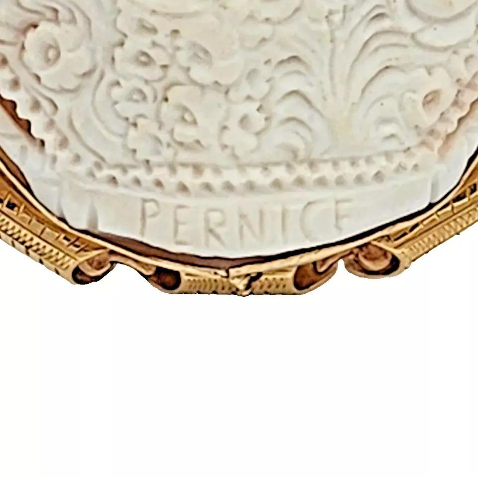 Un enorme e superbo cammeo monumentale d'epoca con conchiglia di R.Pernice in una cornice d'oro massiccio In condizioni ottime in vendita a London, GB