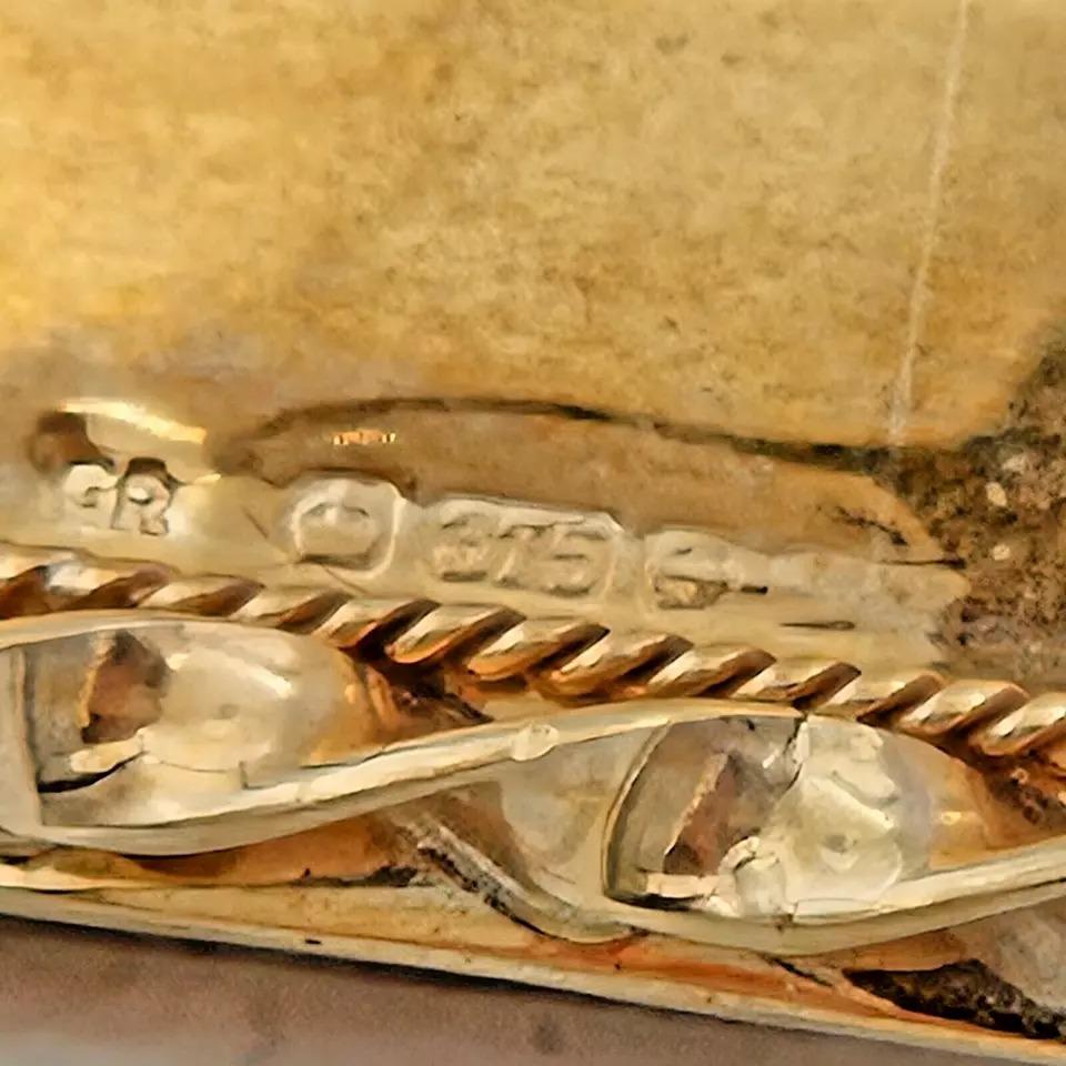 XVIII secolo Un enorme e superbo cammeo monumentale d'epoca con conchiglia di R.Pernice in una cornice d'oro massiccio in vendita