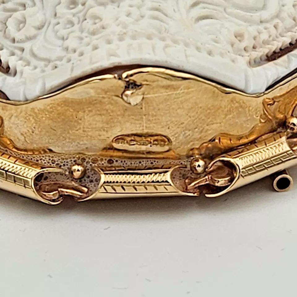 Oro Un enorme e superbo cammeo monumentale d'epoca con conchiglia di R.Pernice in una cornice d'oro massiccio in vendita