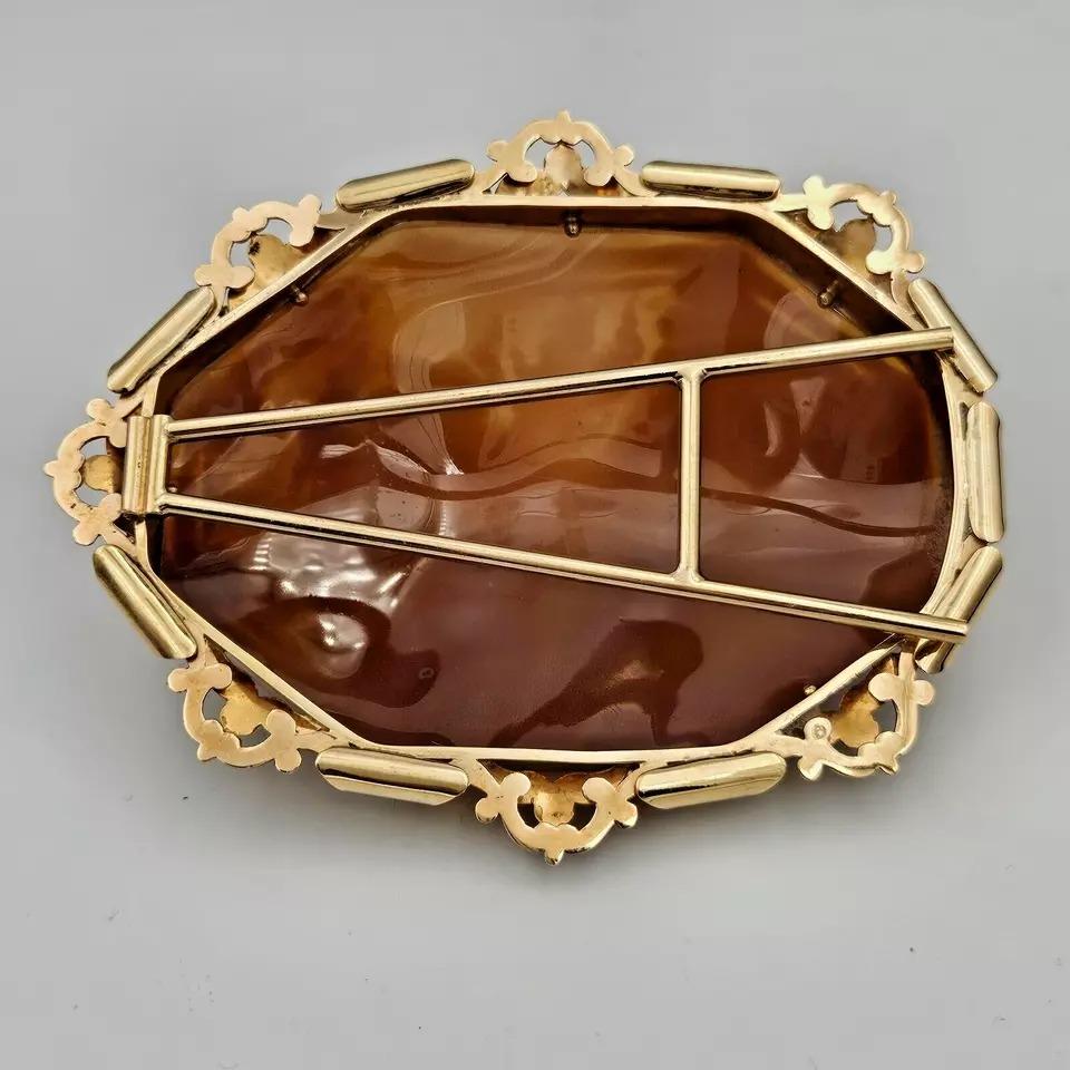 Un enorme e superbo cammeo monumentale d'epoca con conchiglia di R.Pernice in una cornice d'oro massiccio in vendita 2