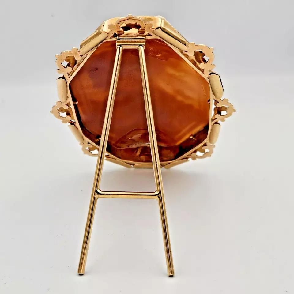Un enorme e superbo cammeo monumentale d'epoca con conchiglia di R.Pernice in una cornice d'oro massiccio in vendita 3