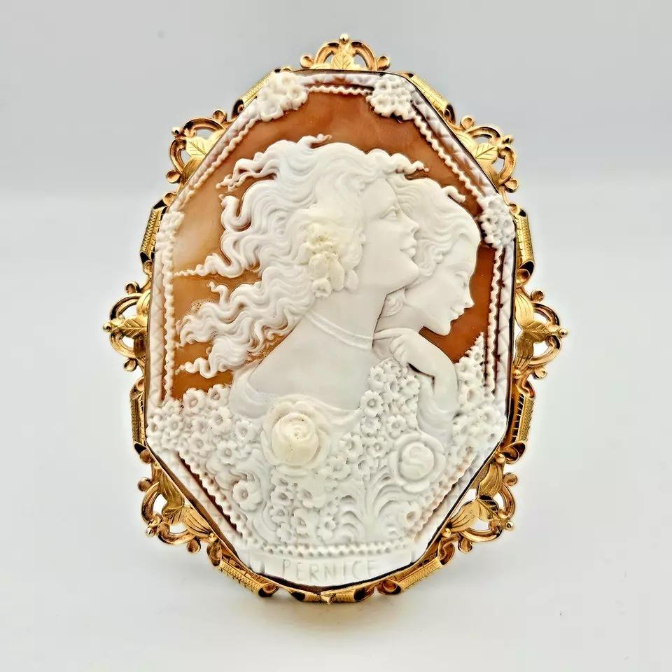 Un enorme e superbo cammeo monumentale d'epoca con conchiglia di R.Pernice in una cornice d'oro massiccio in vendita 4