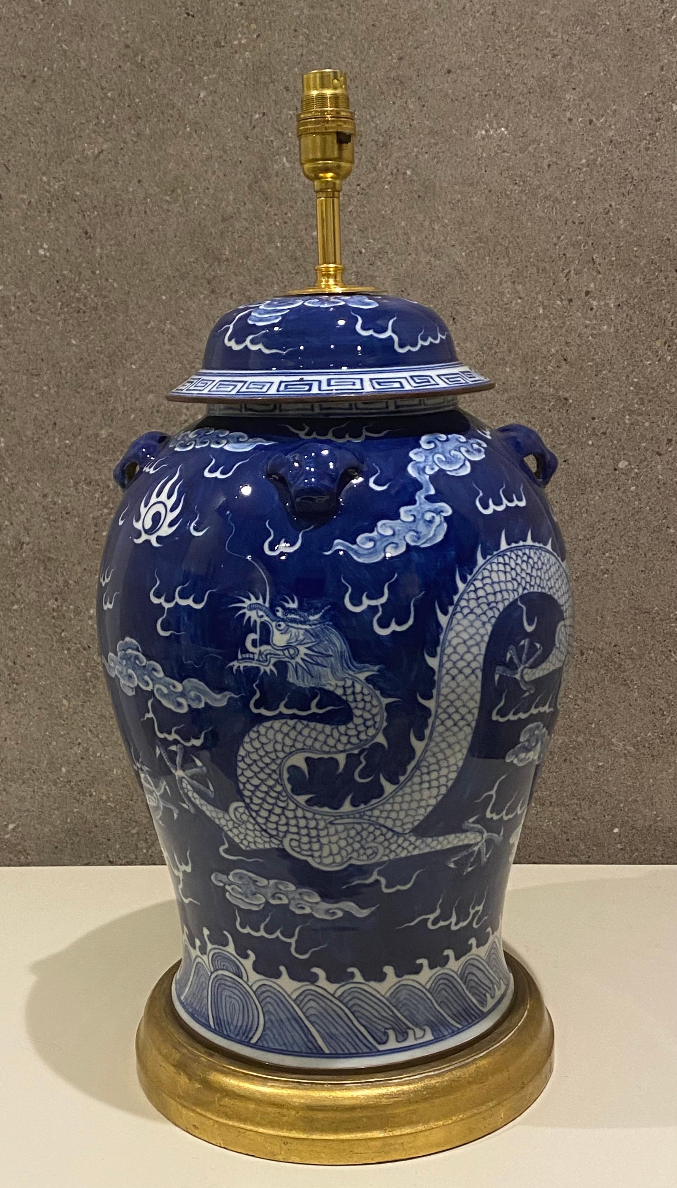 Grand pot de lampe de bureau vintage en porcelaine bleu et blanc Ming Excellent état - En vente à London, GB