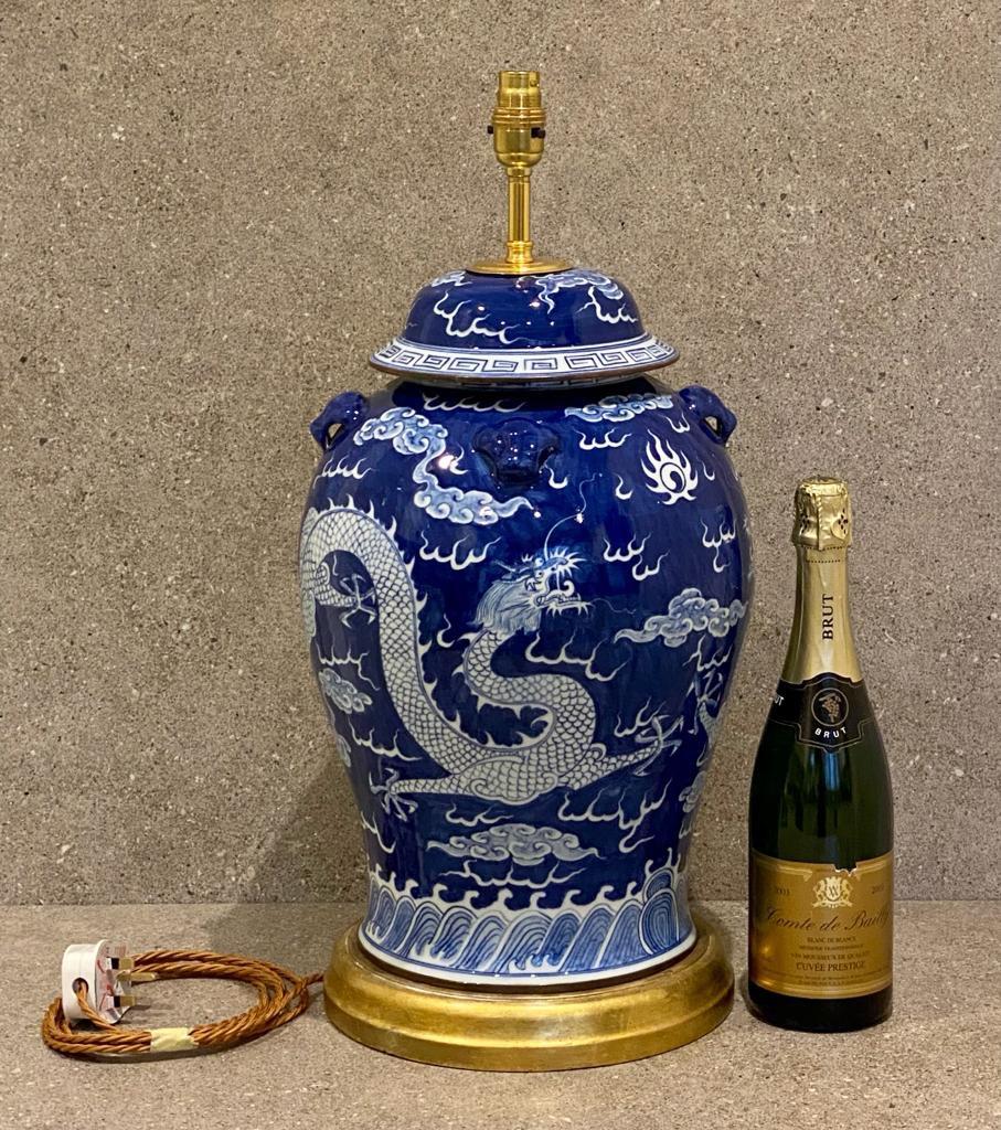 Grand pot de lampe de bureau vintage en porcelaine bleu et blanc Ming en vente 1